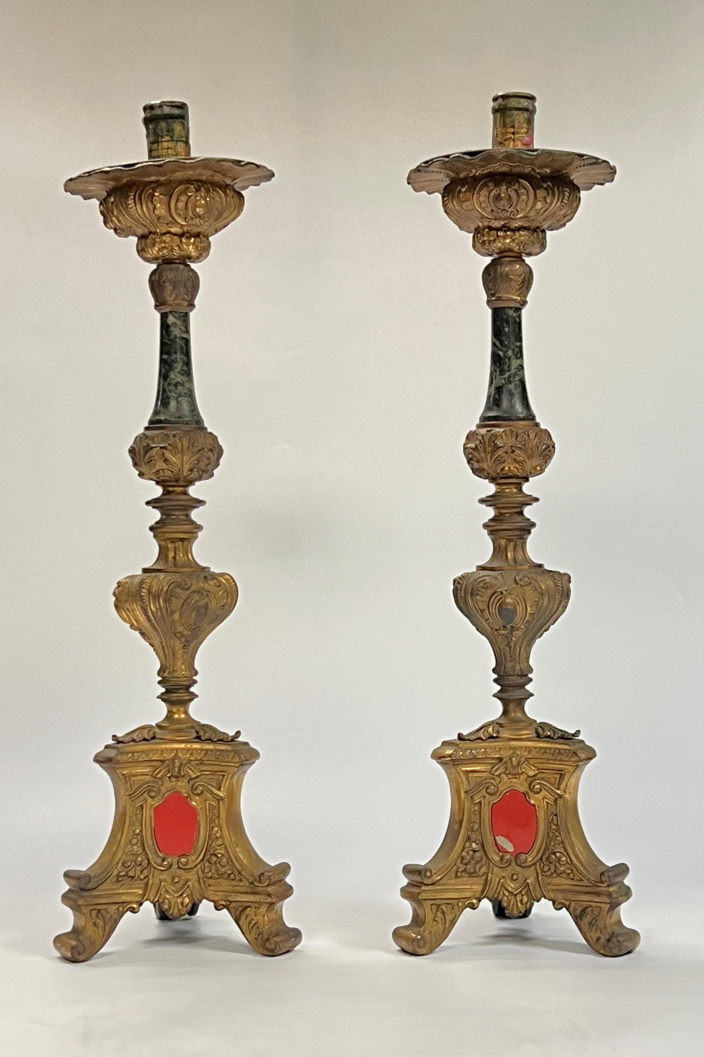 Coppia di candelieri antichi (XIX secolo) in stile barocco, probabilmente di origine italiana o francese, realizzati in bronzo dorato e marmo verde variegato con decorazioni in smalto rosso alla base.  