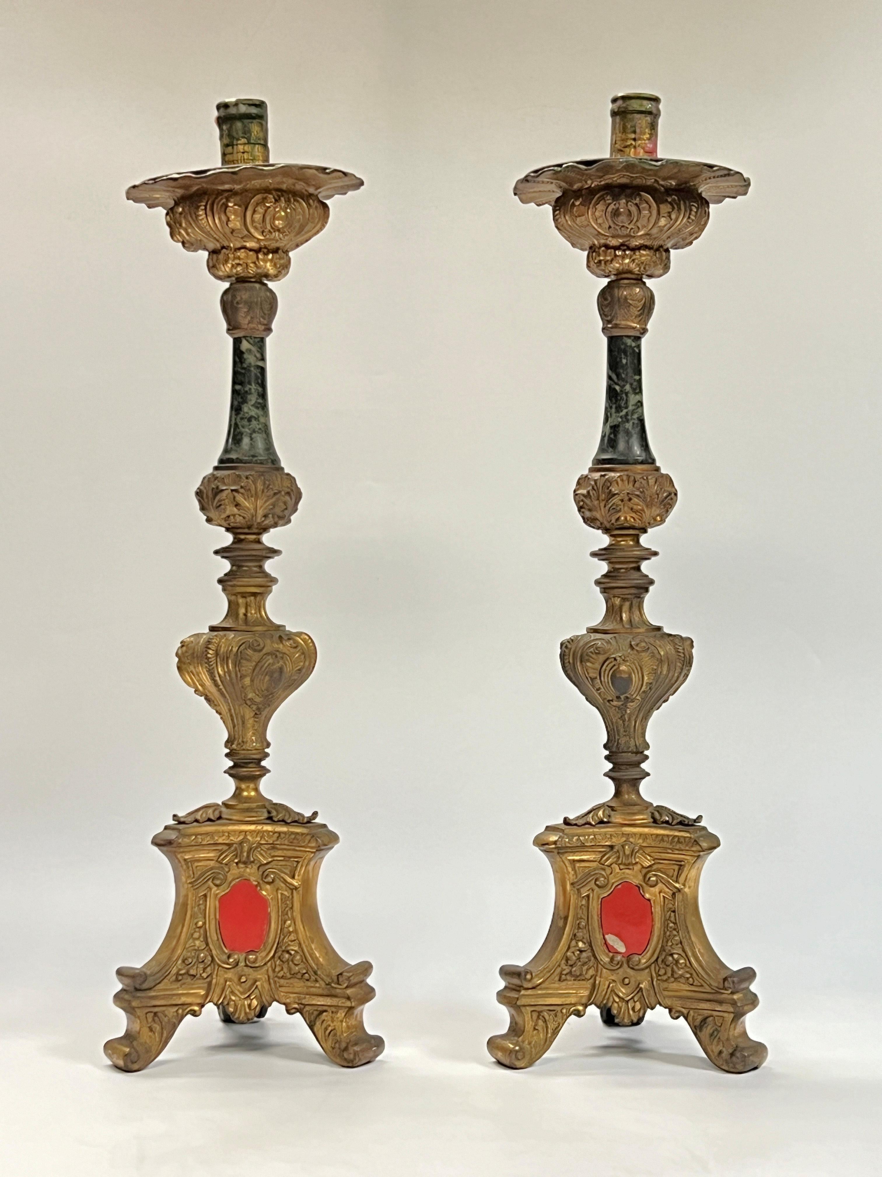Italiano Coppia di candelabri barocchi del XIX secolo in bronzo dorato e marmo in vendita