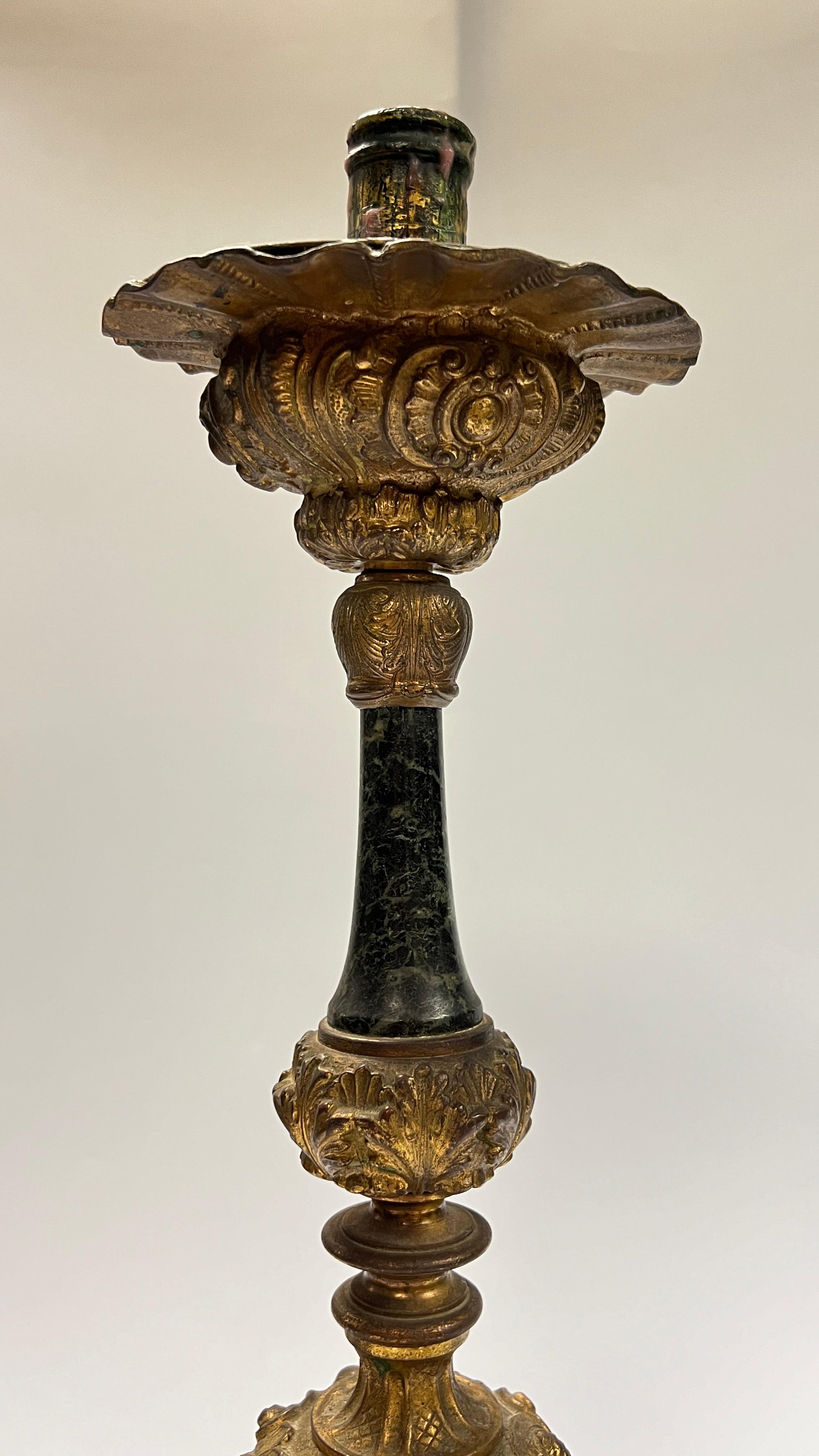 Coppia di candelabri barocchi del XIX secolo in bronzo dorato e marmo In condizioni buone in vendita a New York, NY