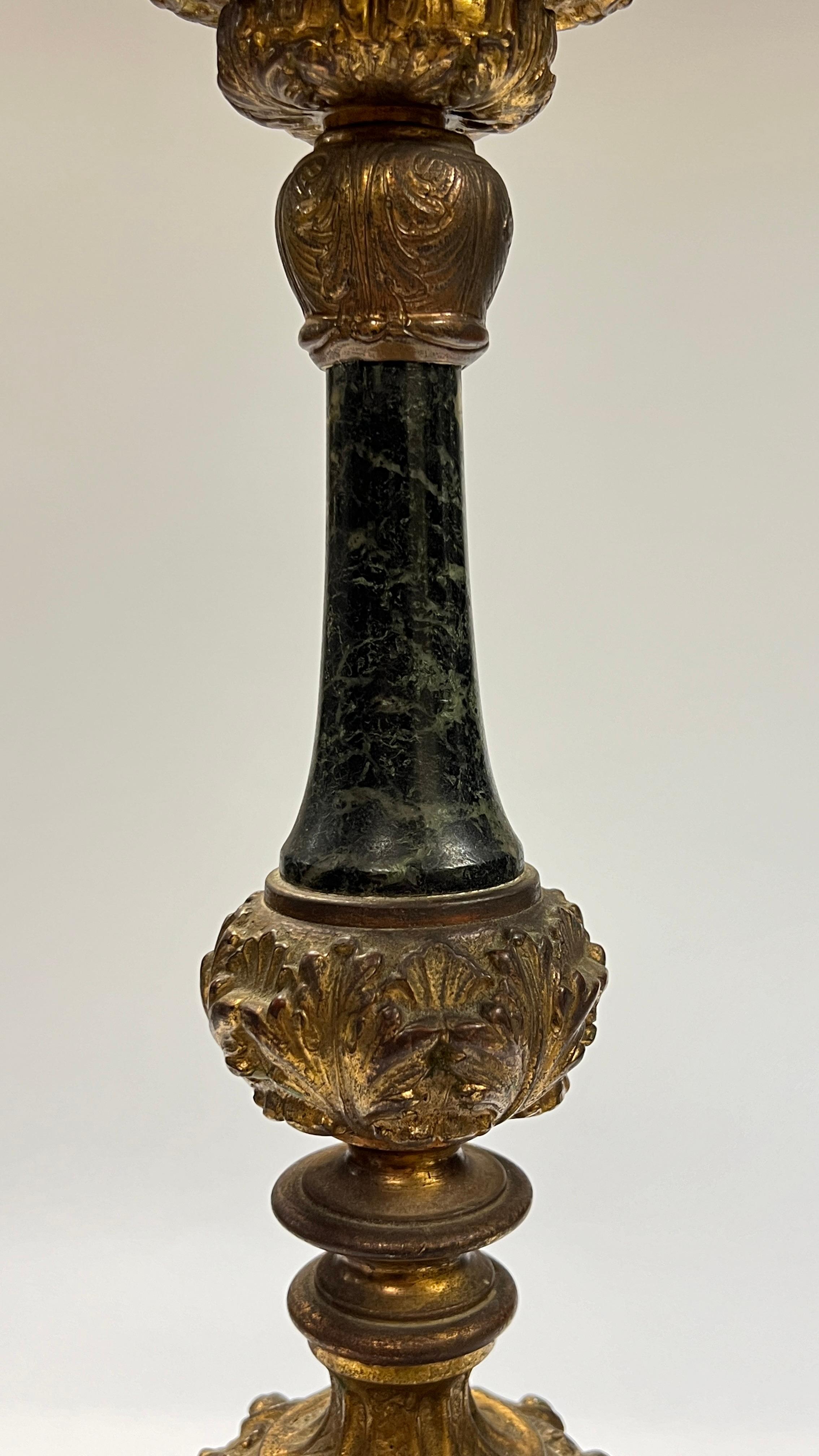 Coppia di candelabri barocchi del XIX secolo in bronzo dorato e marmo in vendita 1