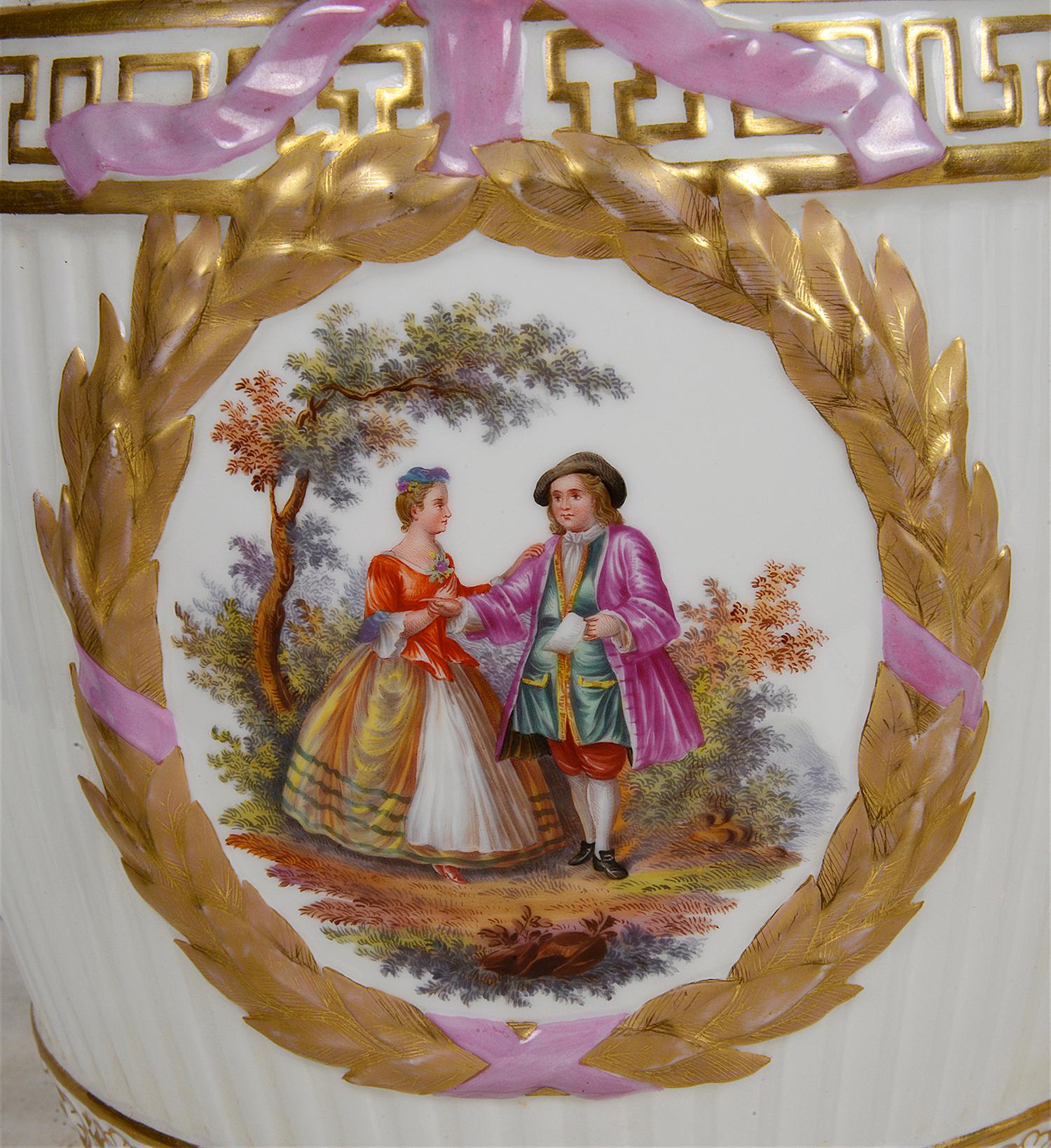 Porcelaine Paire de vases à couvercle Berlin du 19ème siècle avec couvercle en vente
