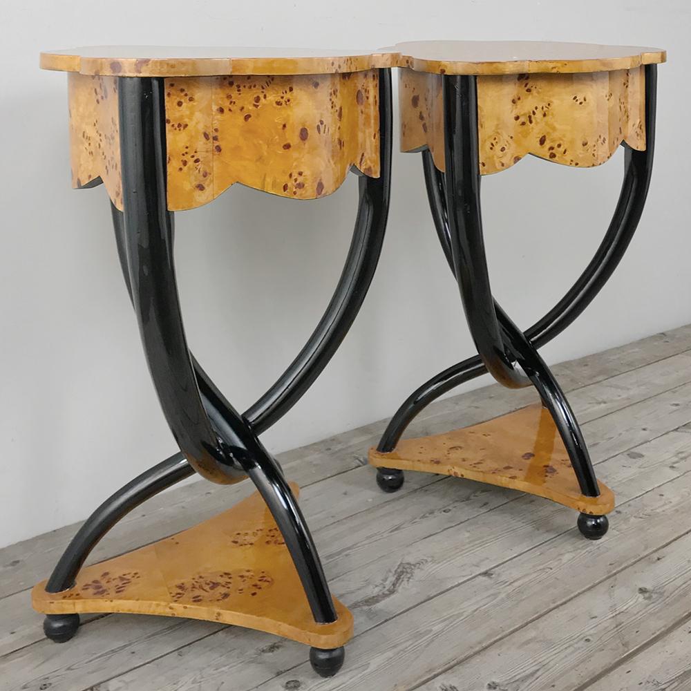 Pair of 19th century Biedermeier burl wood trefoil end tables feature an unusual bent leg design. These Central European tables have a trefoil shaped top with scalloped aprons and triangular bases. Constructed from bird’s eye maple and walnut with