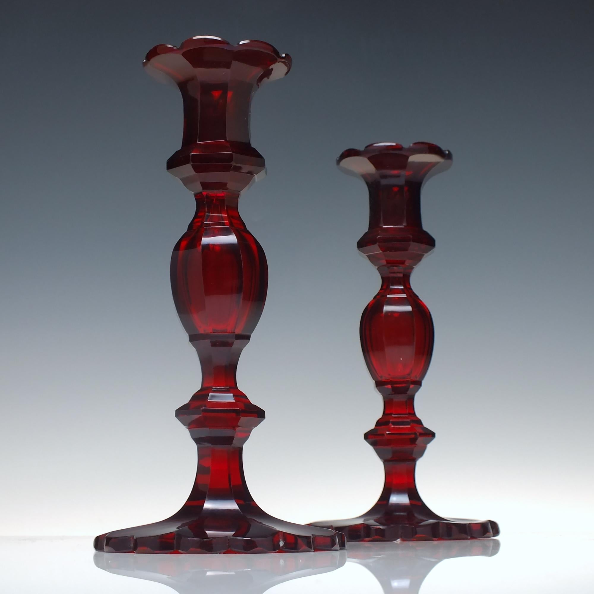 Technical description

A superb pair of Biedermeier glass candlesticks dating to c1840.

Slice and scallop cut they have large hollow baluster knops above slice and scallop cut feet which have been deep radial cut to the underside.

Not