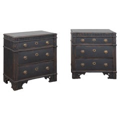 Paire de commodes suédoises de style gustavien à trois tiroirs, peintes en noir, XIXe siècle