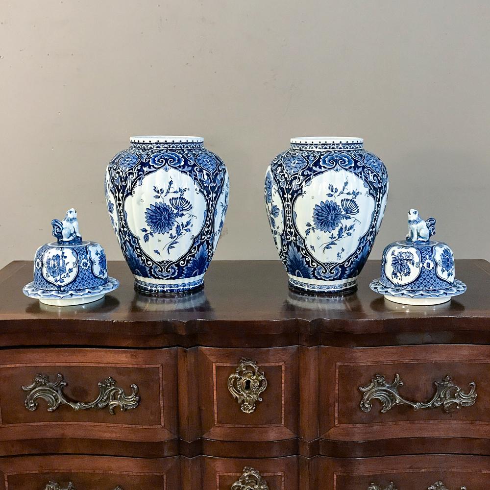 Pair of 19th Century Blue and White Lidded Vases In Good Condition In Dallas, TX