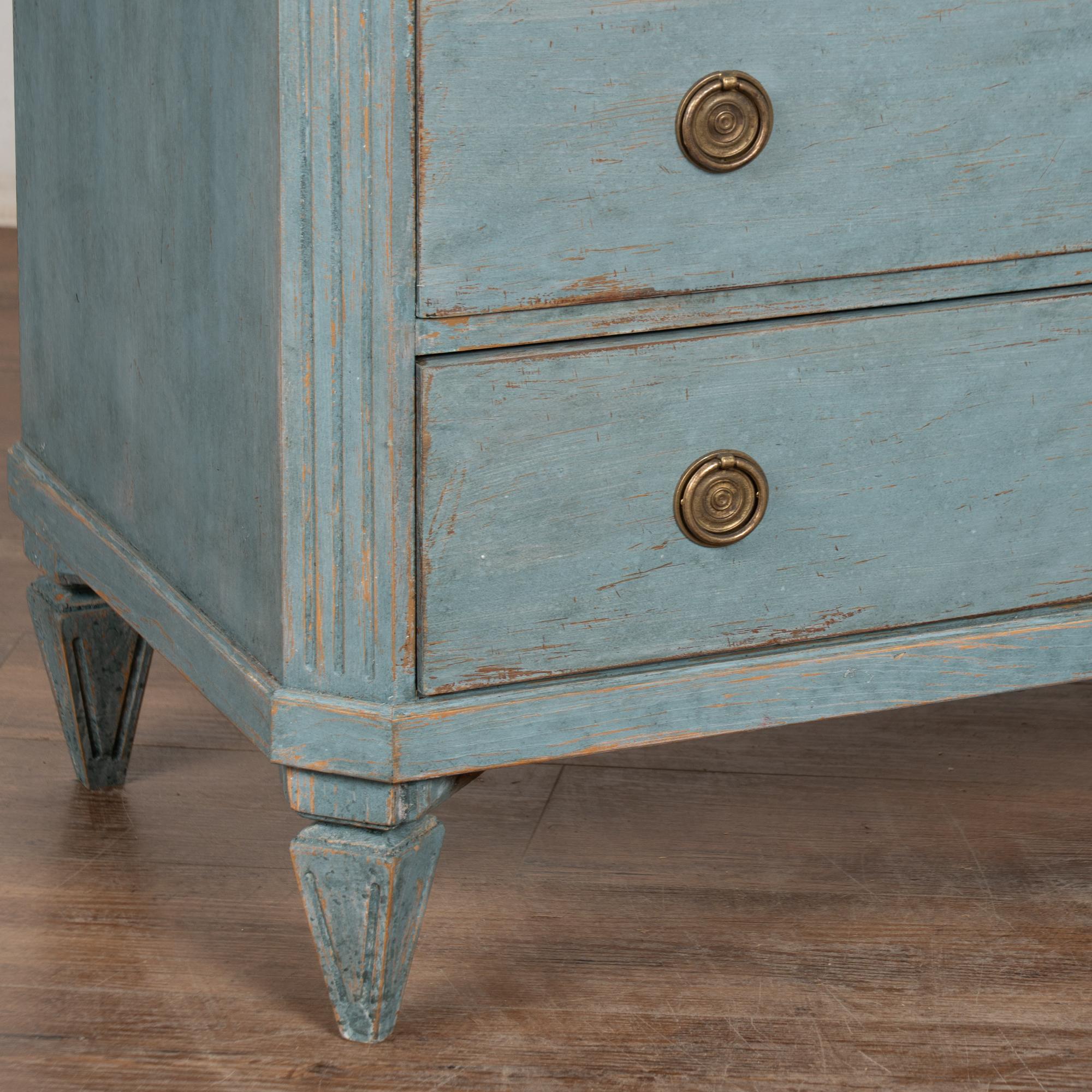 Paire de commodes en pin gustavien bleu du XIXe siècle en vente 4