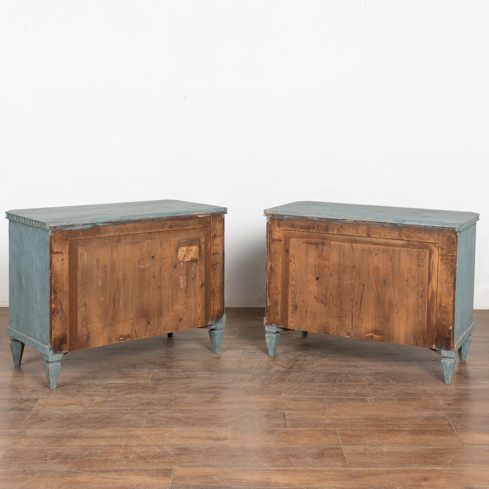 Paire de commodes en pin gustavien bleu du XIXe siècle en vente 6