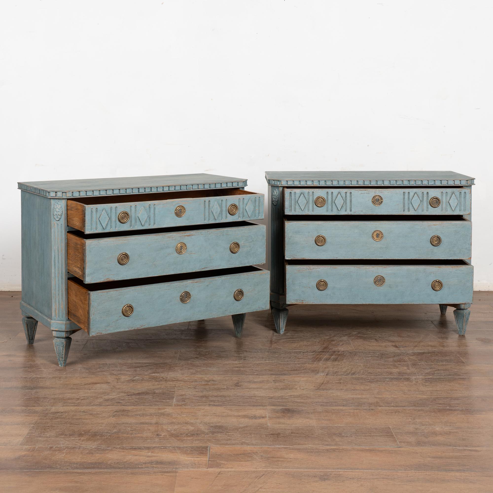 Gustavien Paire de commodes en pin gustavien bleu du XIXe siècle en vente