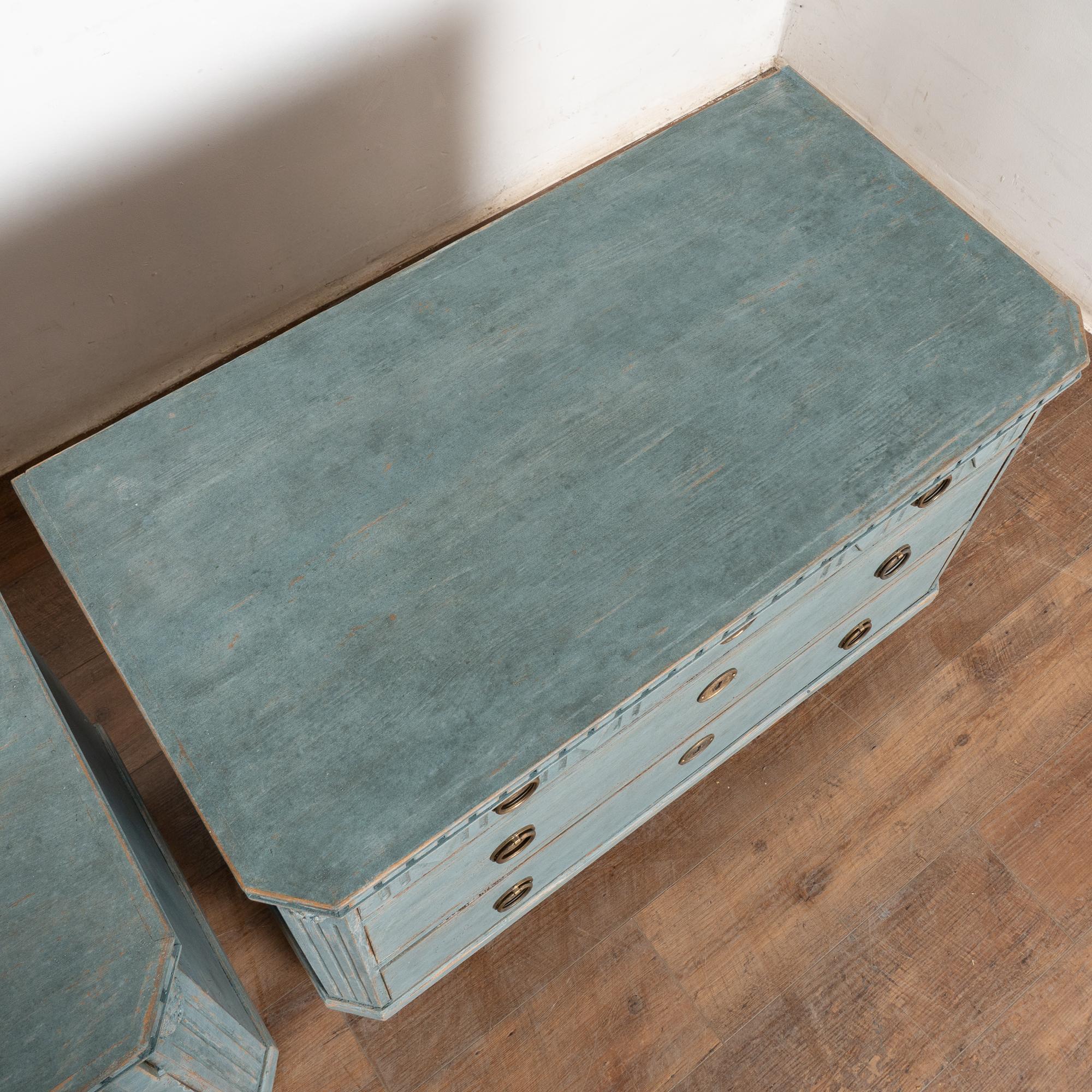 Laiton Paire de commodes en pin gustavien bleu du XIXe siècle en vente