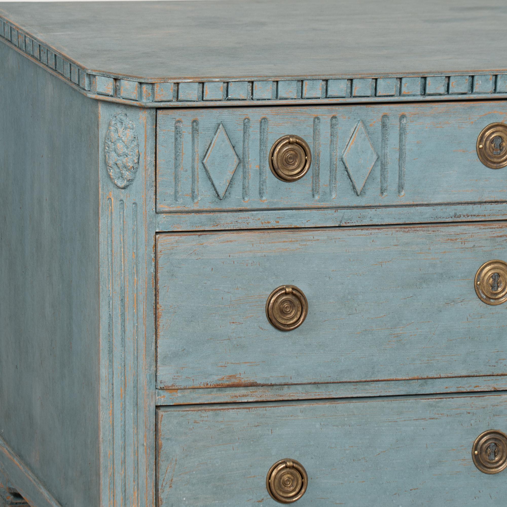 Paire de commodes en pin gustavien bleu du XIXe siècle en vente 1