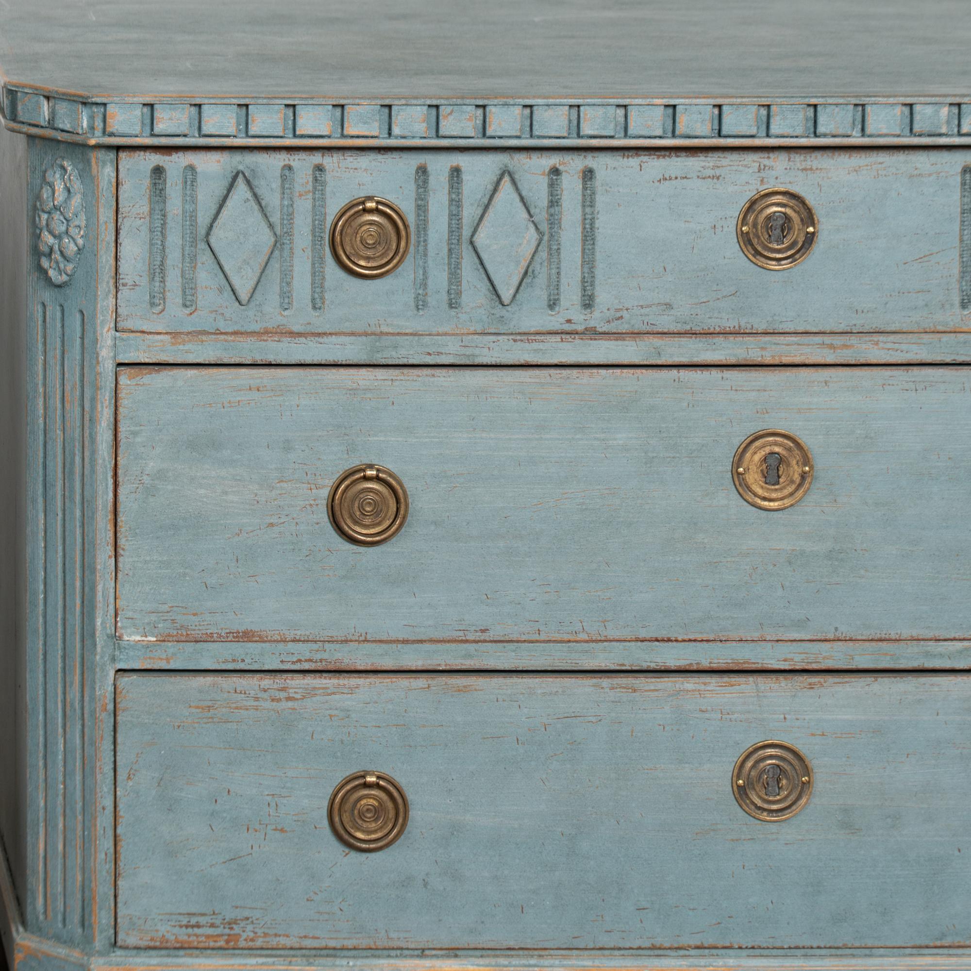 Paire de commodes en pin gustavien bleu du XIXe siècle en vente 3
