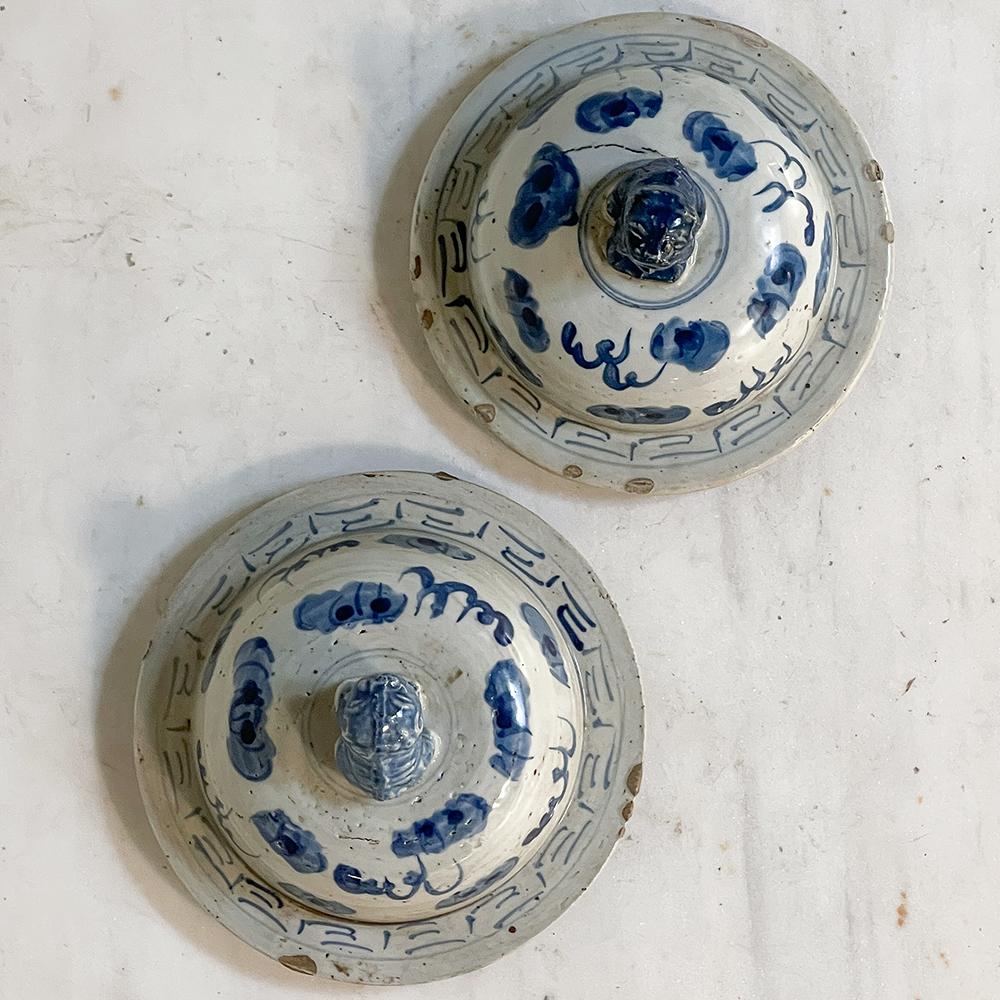 Paar chinesische Urnen mit blauem und weißem Deckel aus dem 19. im Angebot 9