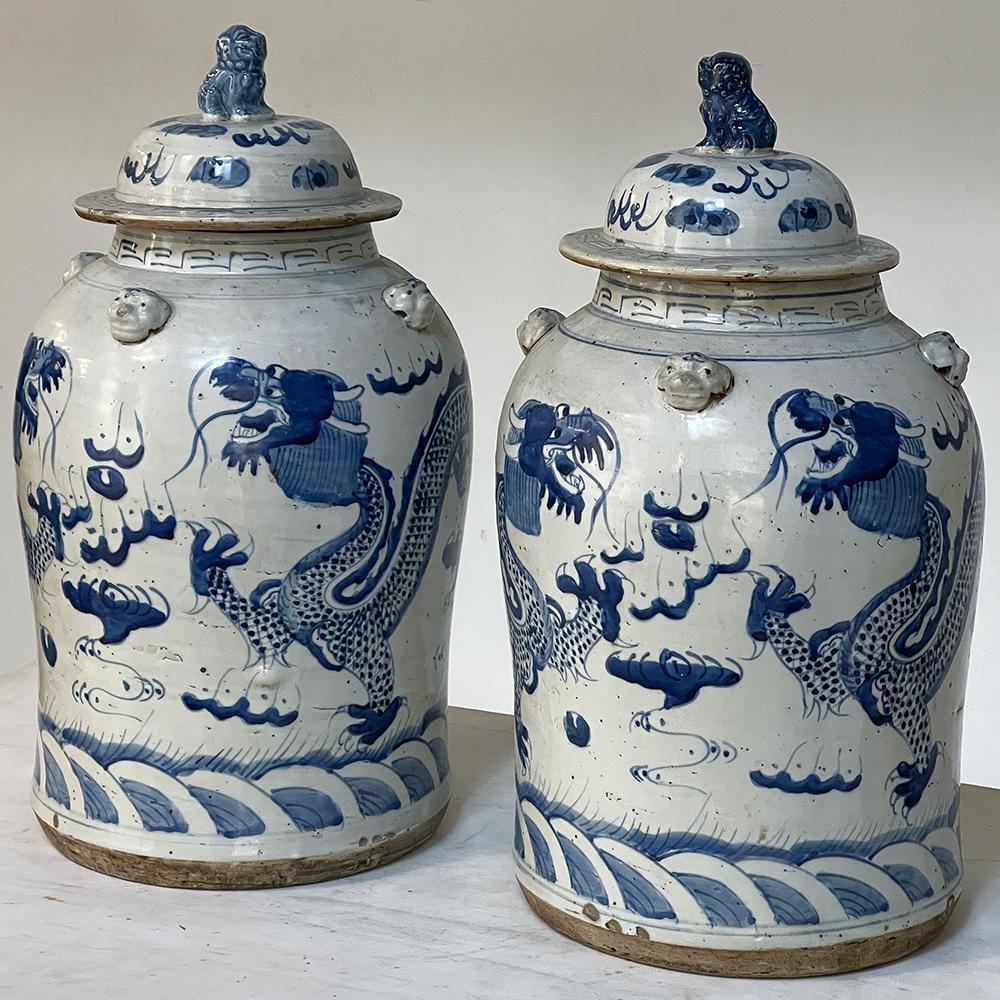 Paar chinesische Urnen mit blauem und weißem Deckel aus dem 19. (Chinesischer Export) im Angebot