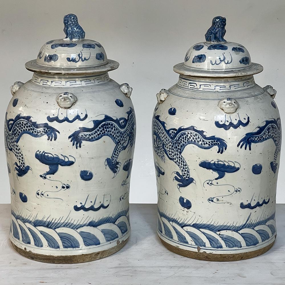 Paar chinesische Urnen mit blauem und weißem Deckel aus dem 19. (Handgefertigt) im Angebot