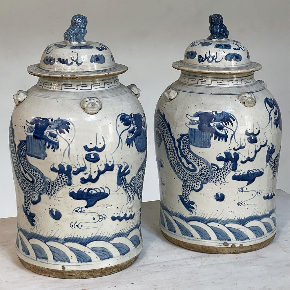 Paar chinesische Urnen mit blauem und weißem Deckel aus dem 19. (19. Jahrhundert) im Angebot