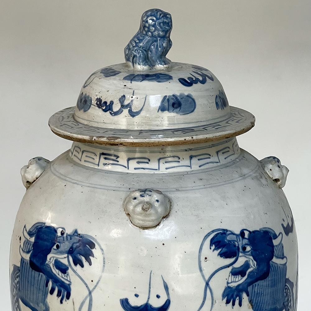 Paar chinesische Urnen mit blauem und weißem Deckel aus dem 19. (Eisenstein) im Angebot