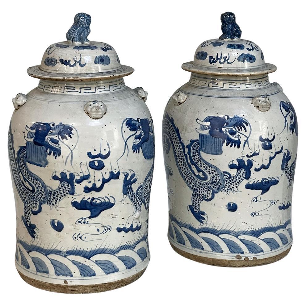 Paar chinesische Urnen mit blauem und weißem Deckel aus dem 19.