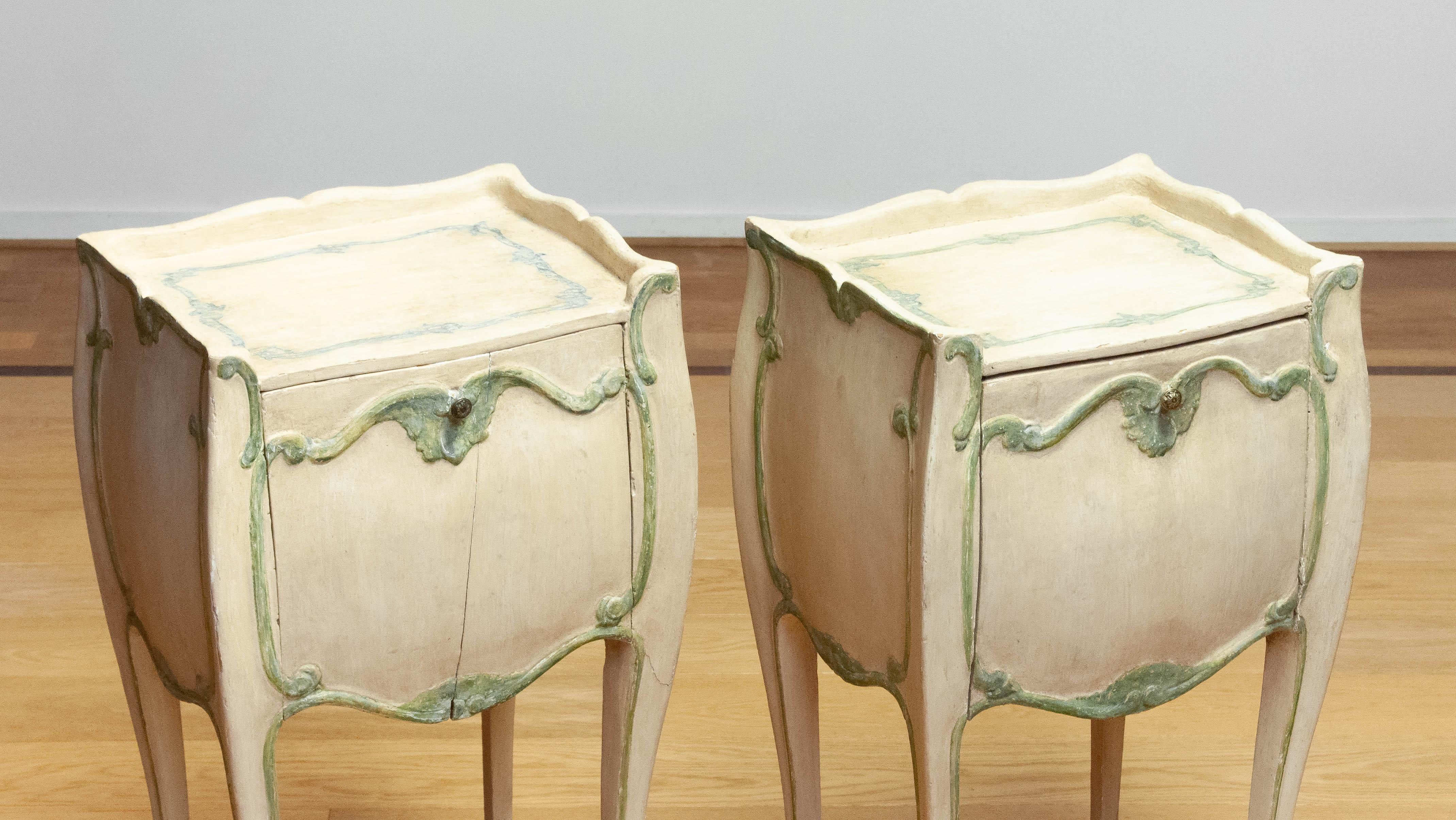 Coppia di comodini svedesi del XIX secolo in stile rococò, caratterizzati da un'elegante silhouette curvilinea e da una finitura dipinta a mano in morbido beige con dettagli verdi. Questi incantevoli comodini mostrano la maestria artigianale e
