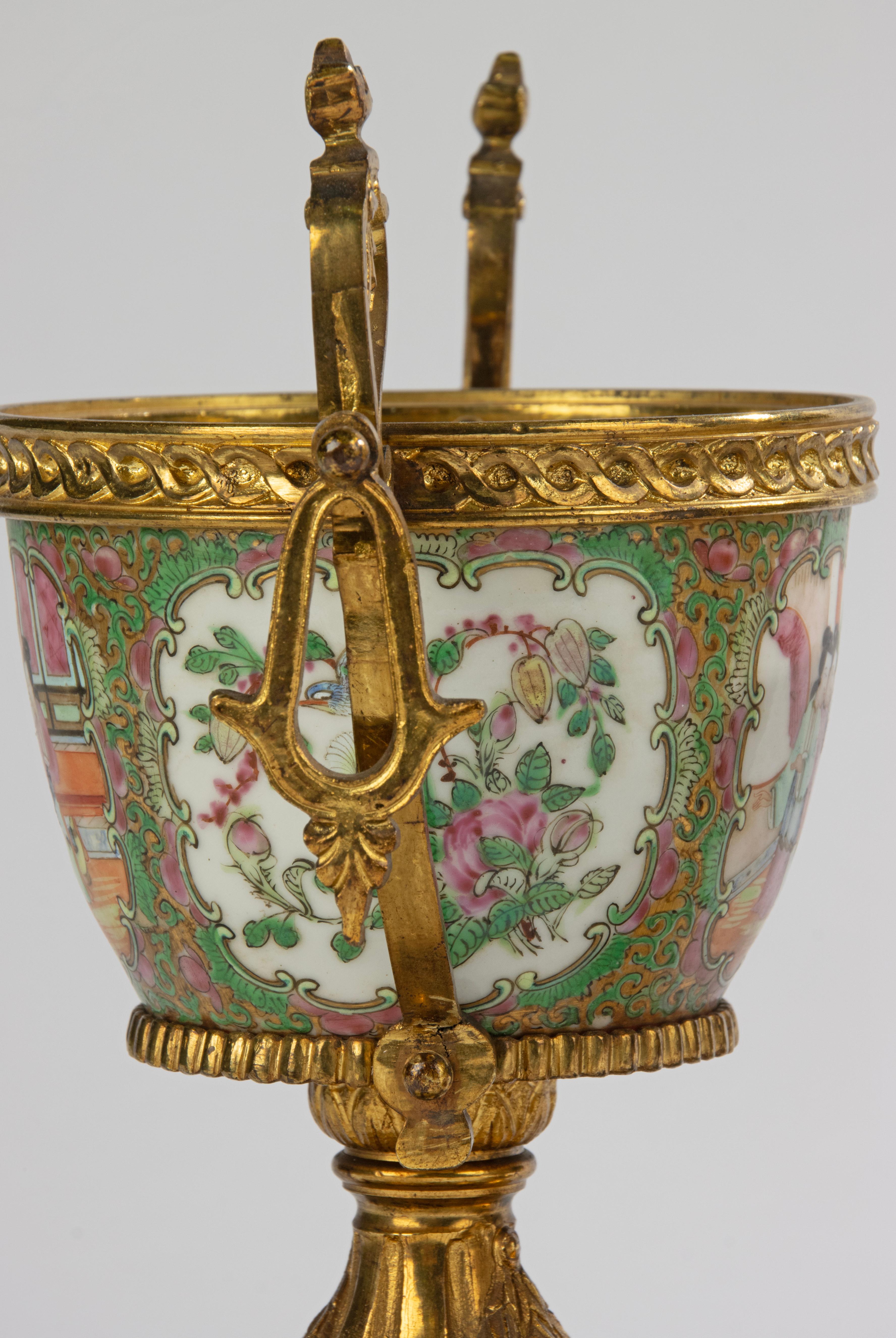 Paire de bols du 19ème siècle - Porcelaine chinoise - Family Rose - Montures en bronze doré en vente 3