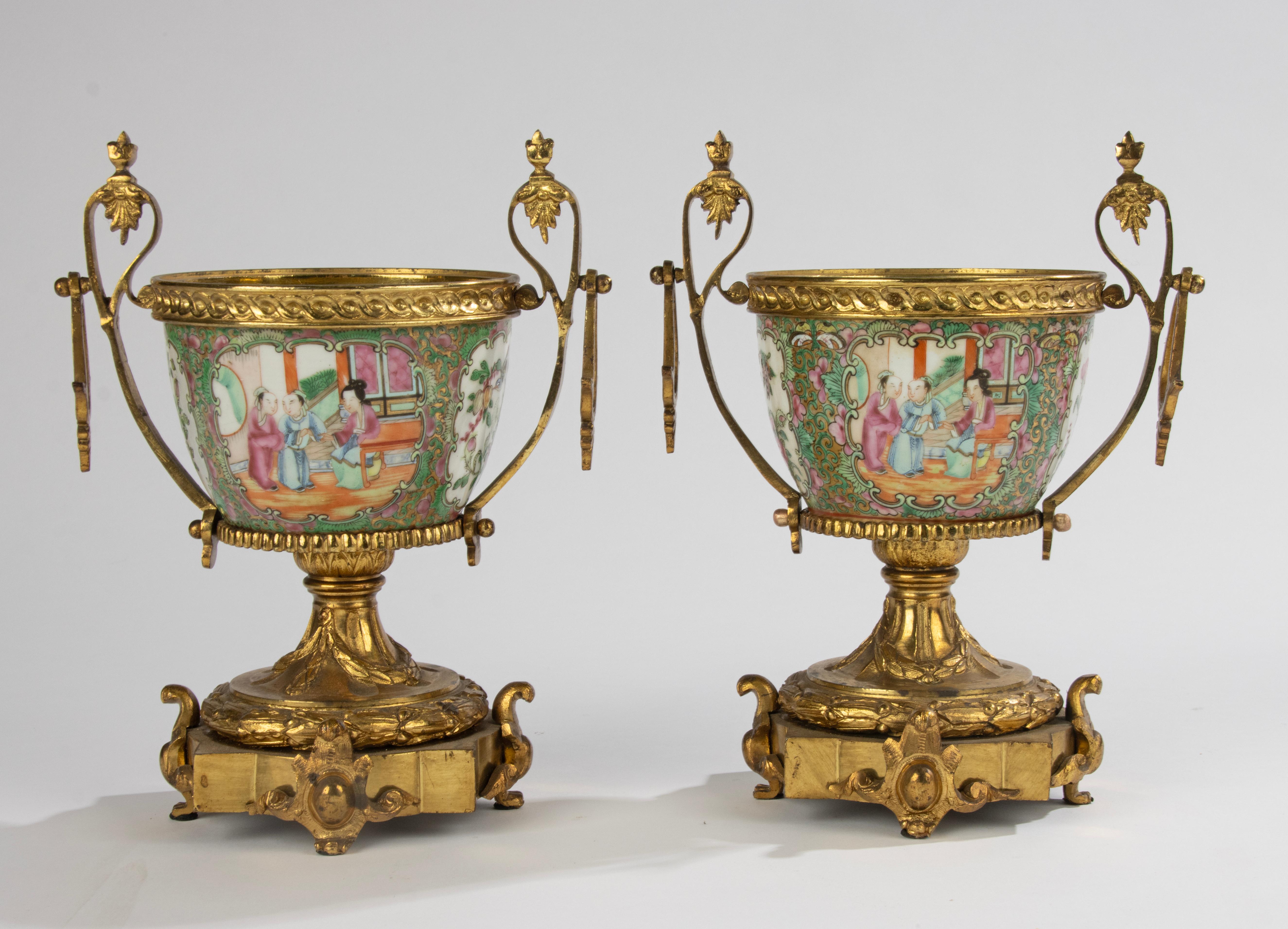Paire de bols du 19ème siècle - Porcelaine chinoise - Family Rose - Montures en bronze doré en vente 4