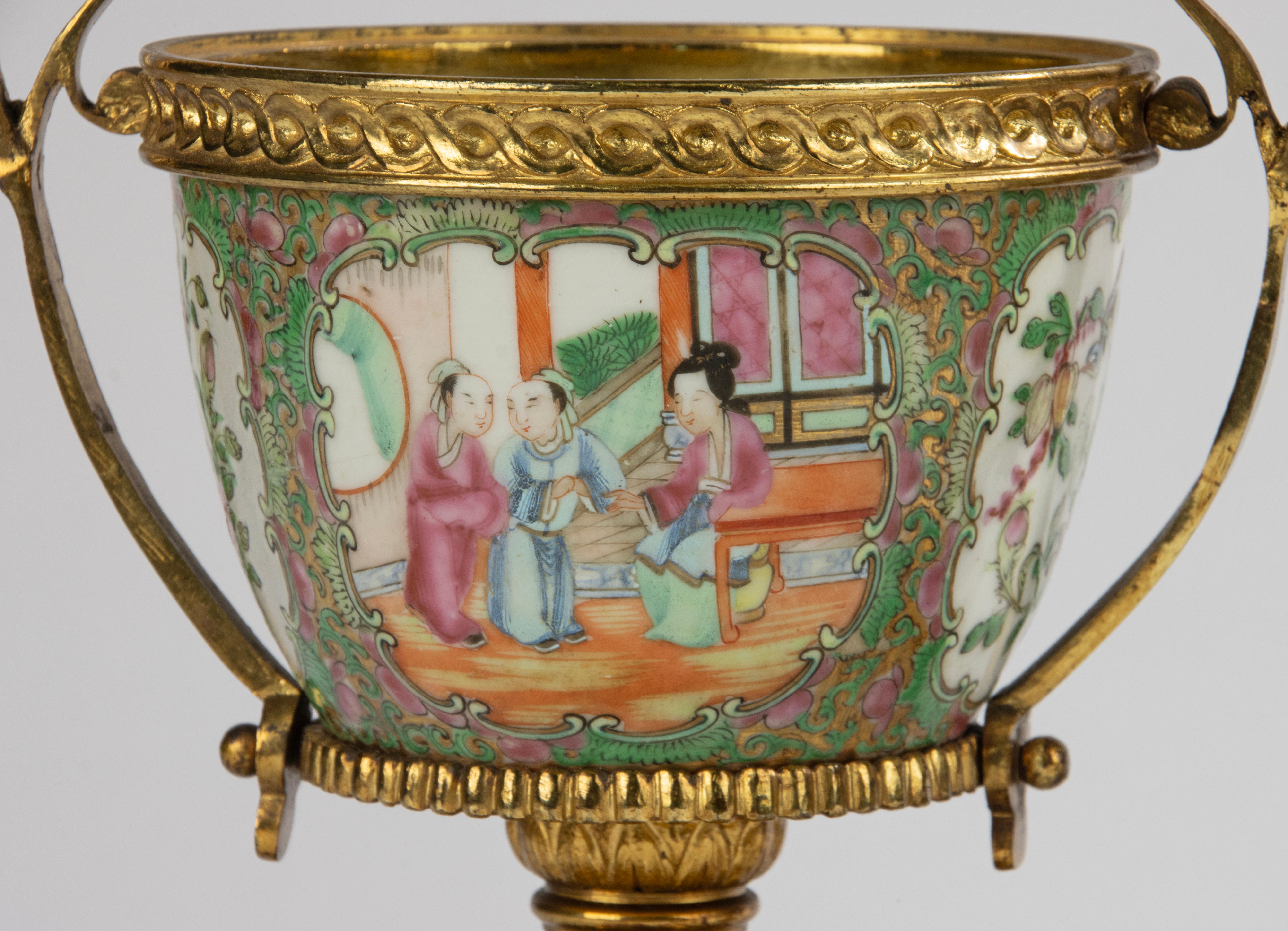 Paire de bols du 19ème siècle - Porcelaine chinoise - Family Rose - Montures en bronze doré en vente 5