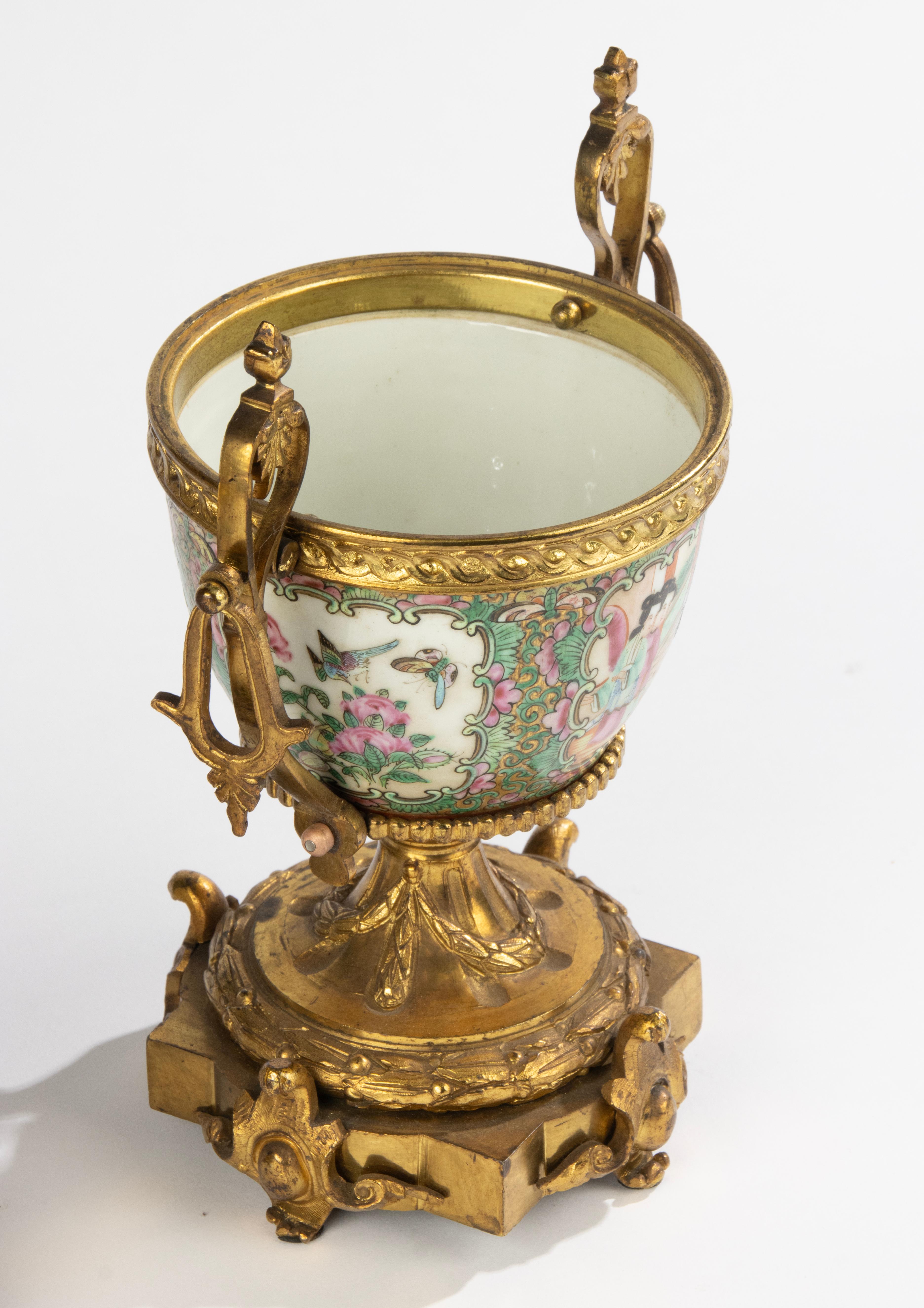 Paire de bols du 19ème siècle - Porcelaine chinoise - Family Rose - Montures en bronze doré en vente 6