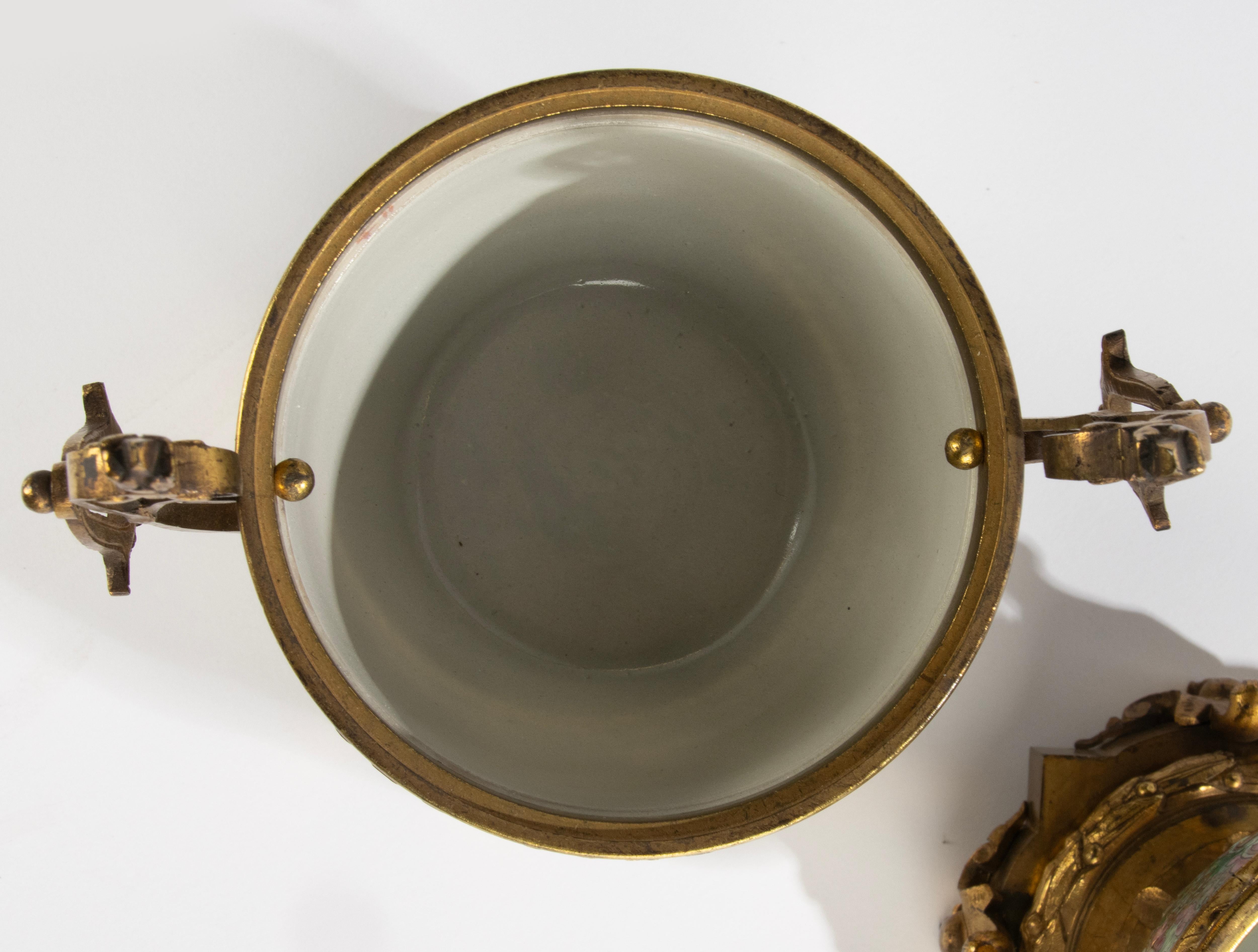 Paire de bols du 19ème siècle - Porcelaine chinoise - Family Rose - Montures en bronze doré en vente 7