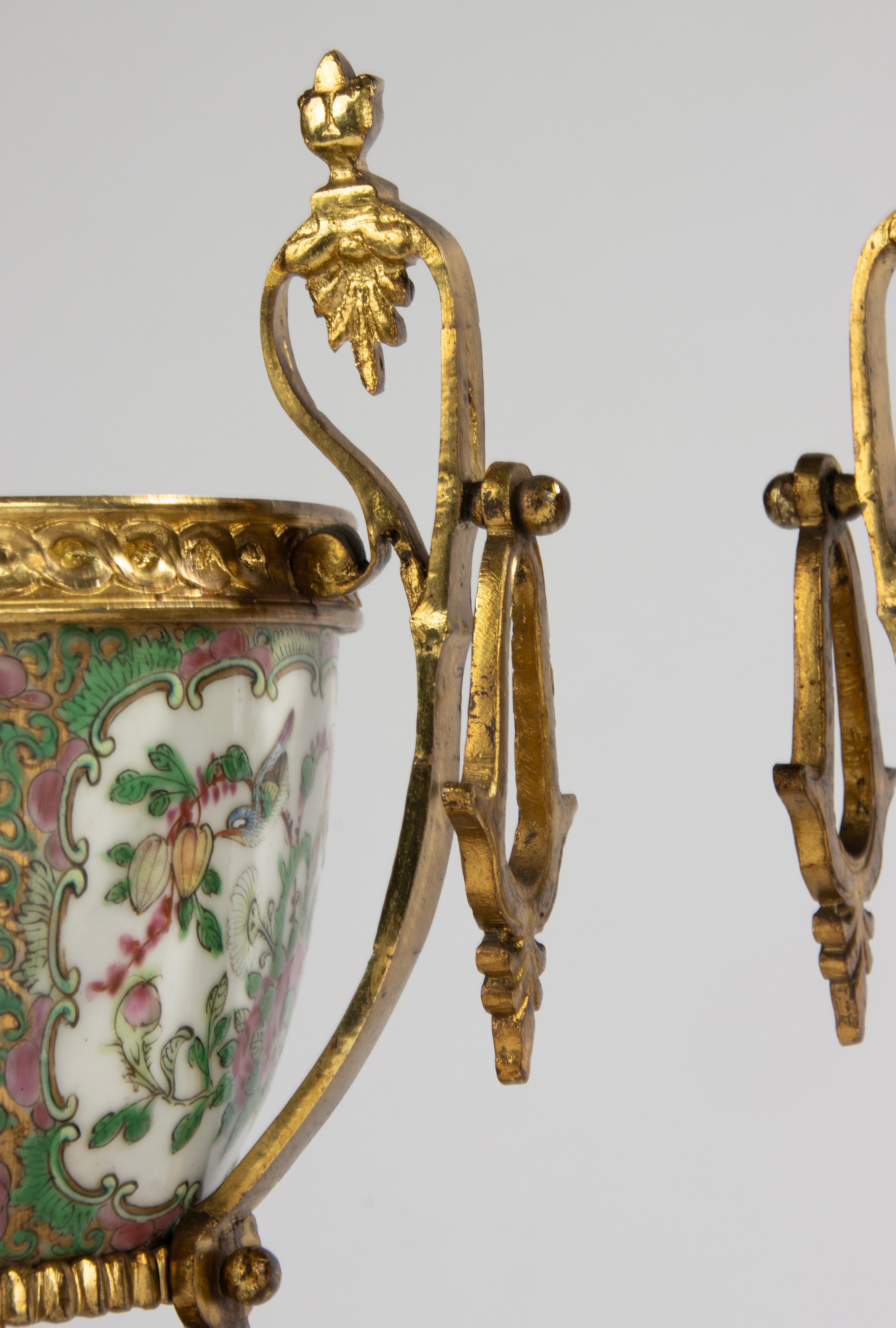 Paire de bols du 19ème siècle - Porcelaine chinoise - Family Rose - Montures en bronze doré en vente 9