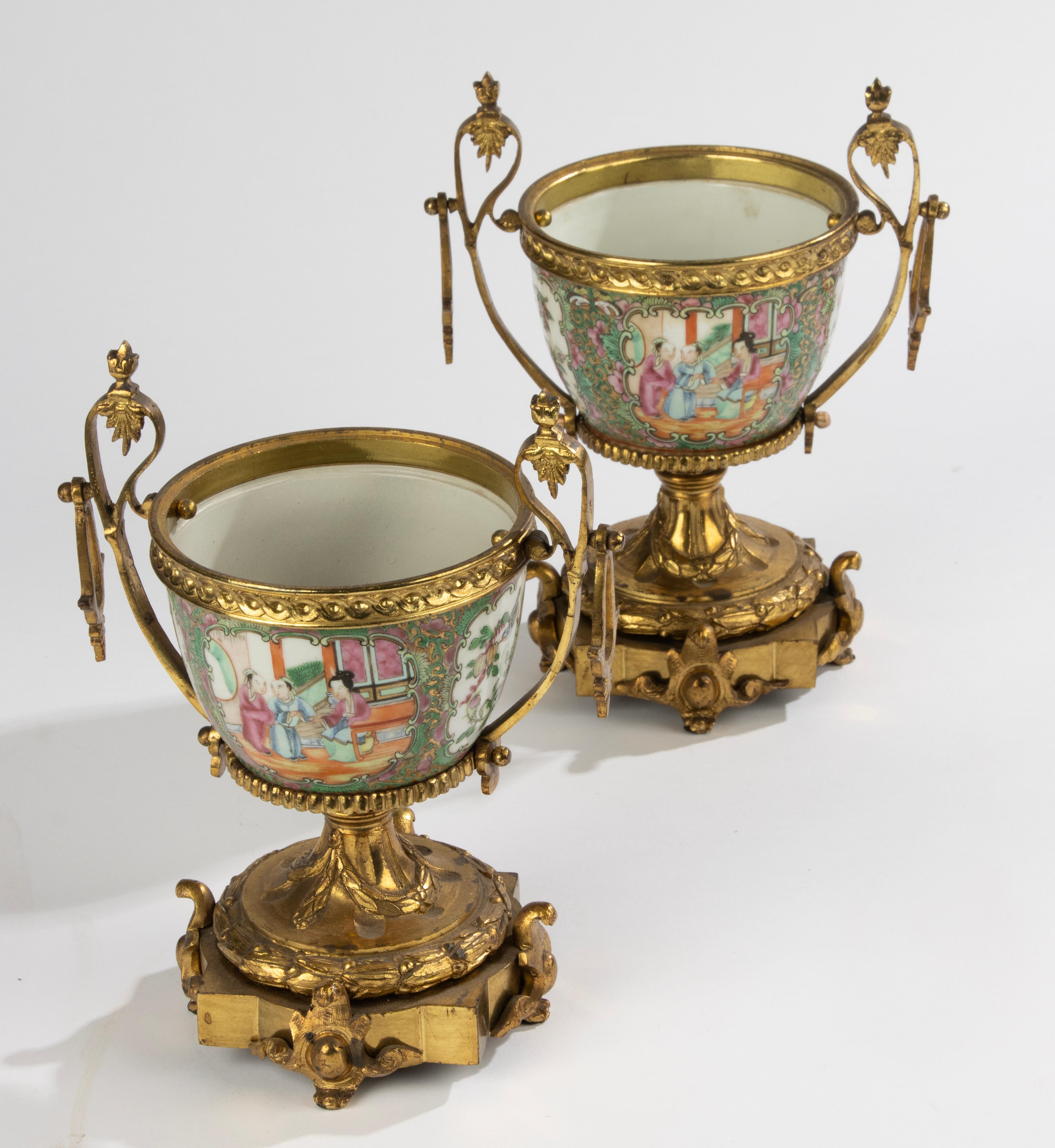 Paire de bols du 19ème siècle - Porcelaine chinoise - Family Rose - Montures en bronze doré en vente 10