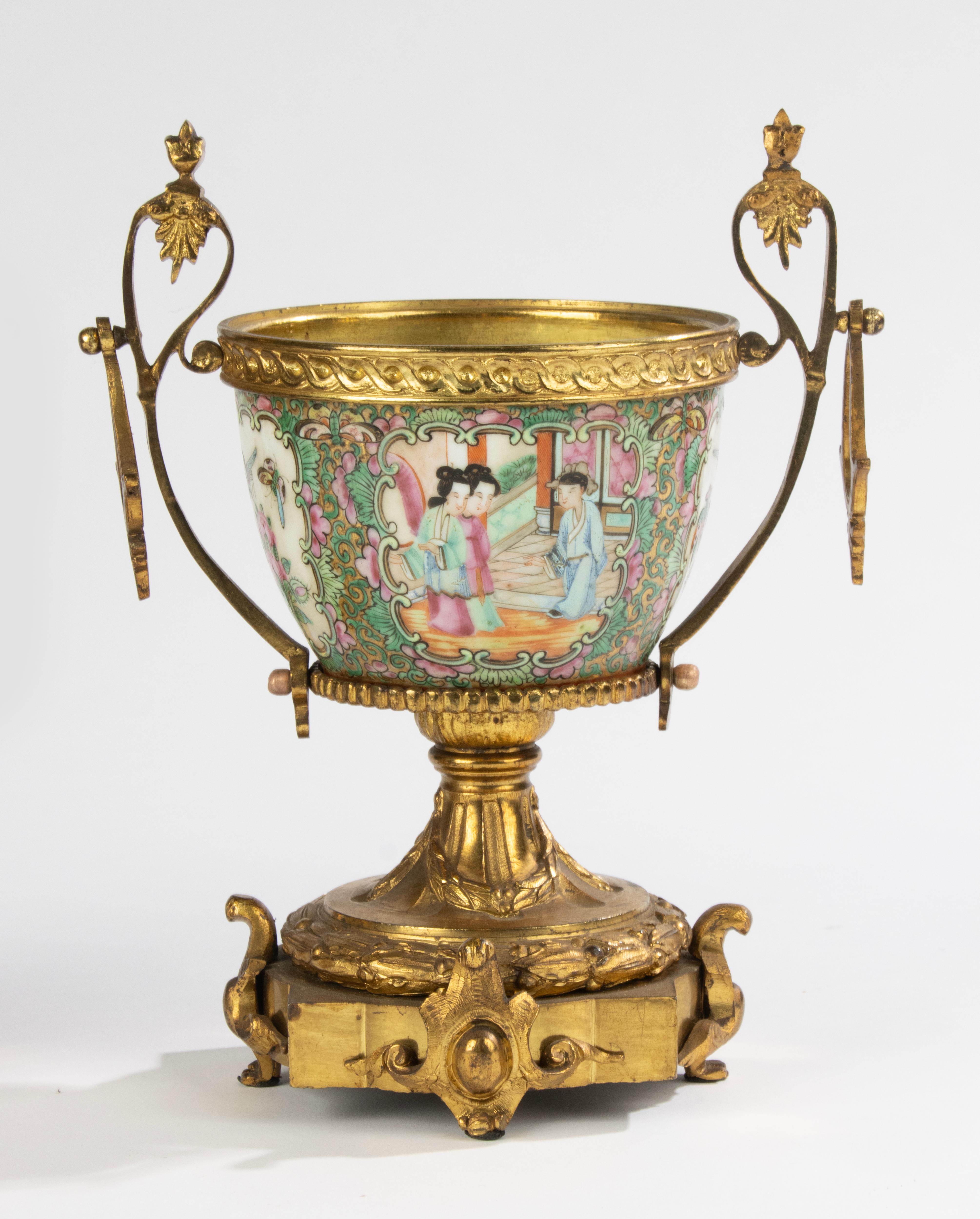 Paire de bols du 19ème siècle - Porcelaine chinoise - Family Rose - Montures en bronze doré en vente 13