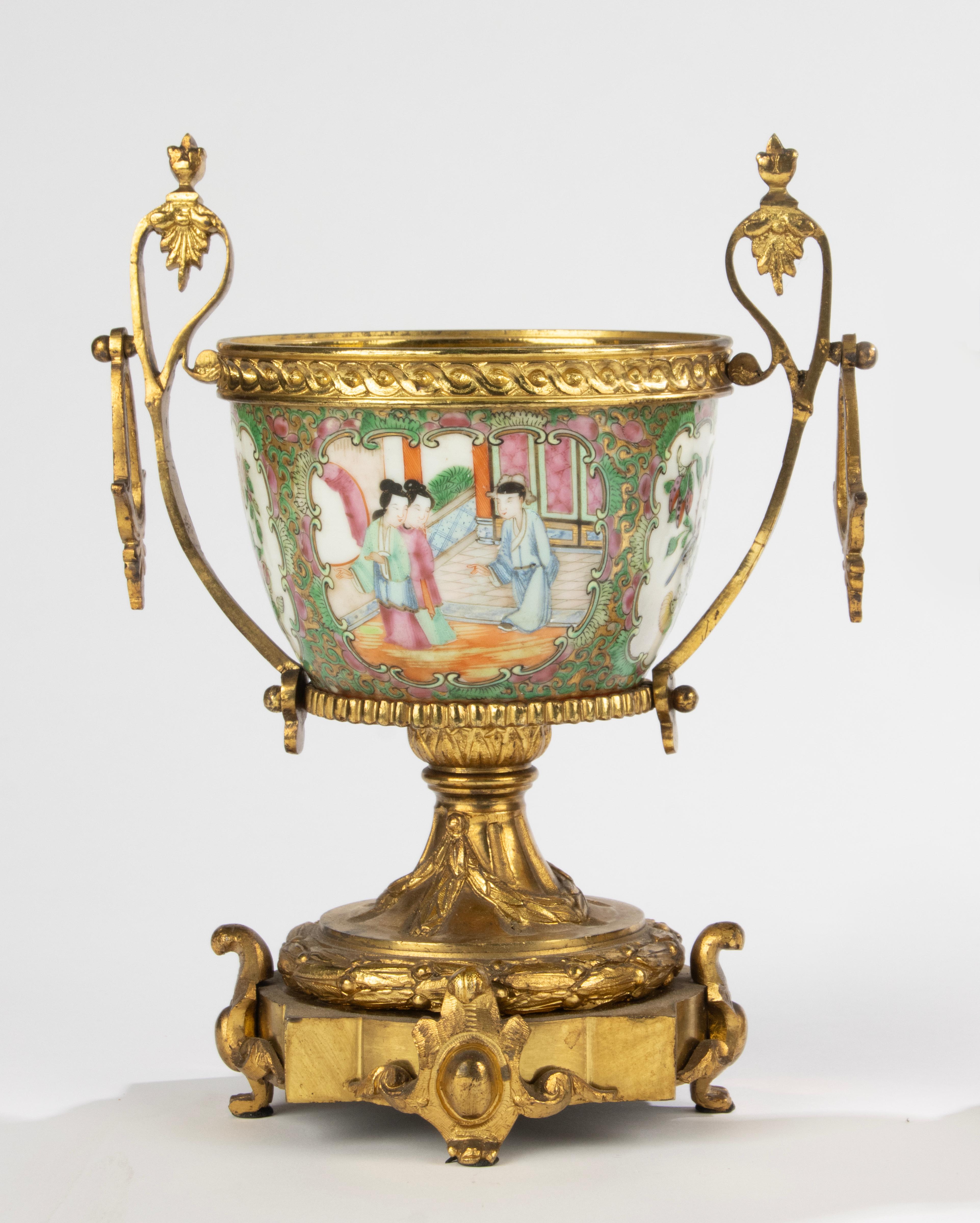 Napoléon III Paire de bols du 19ème siècle - Porcelaine chinoise - Family Rose - Montures en bronze doré en vente
