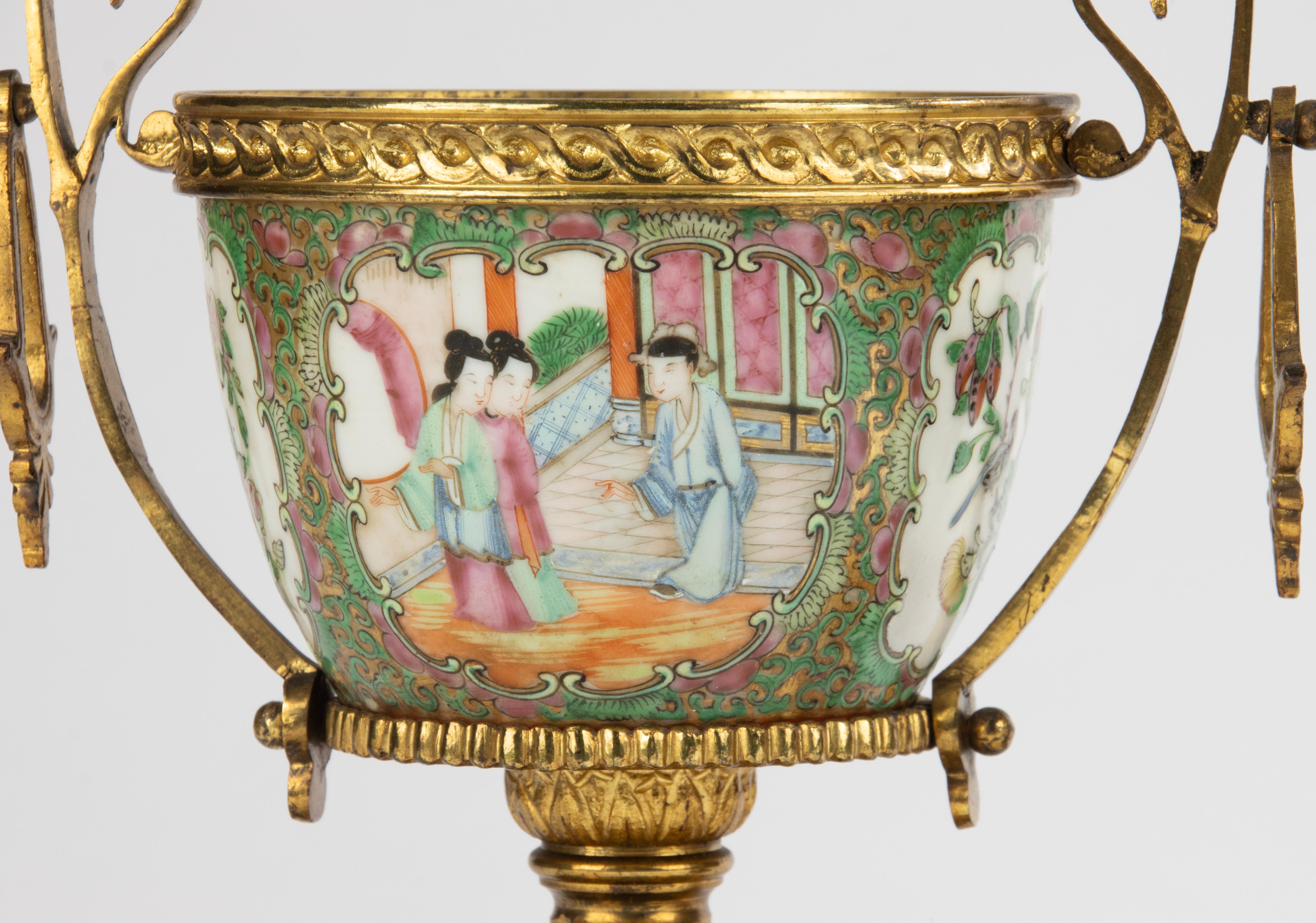 Paire de bols du 19ème siècle - Porcelaine chinoise - Family Rose - Montures en bronze doré Bon état - En vente à Casteren, Noord-Brabant