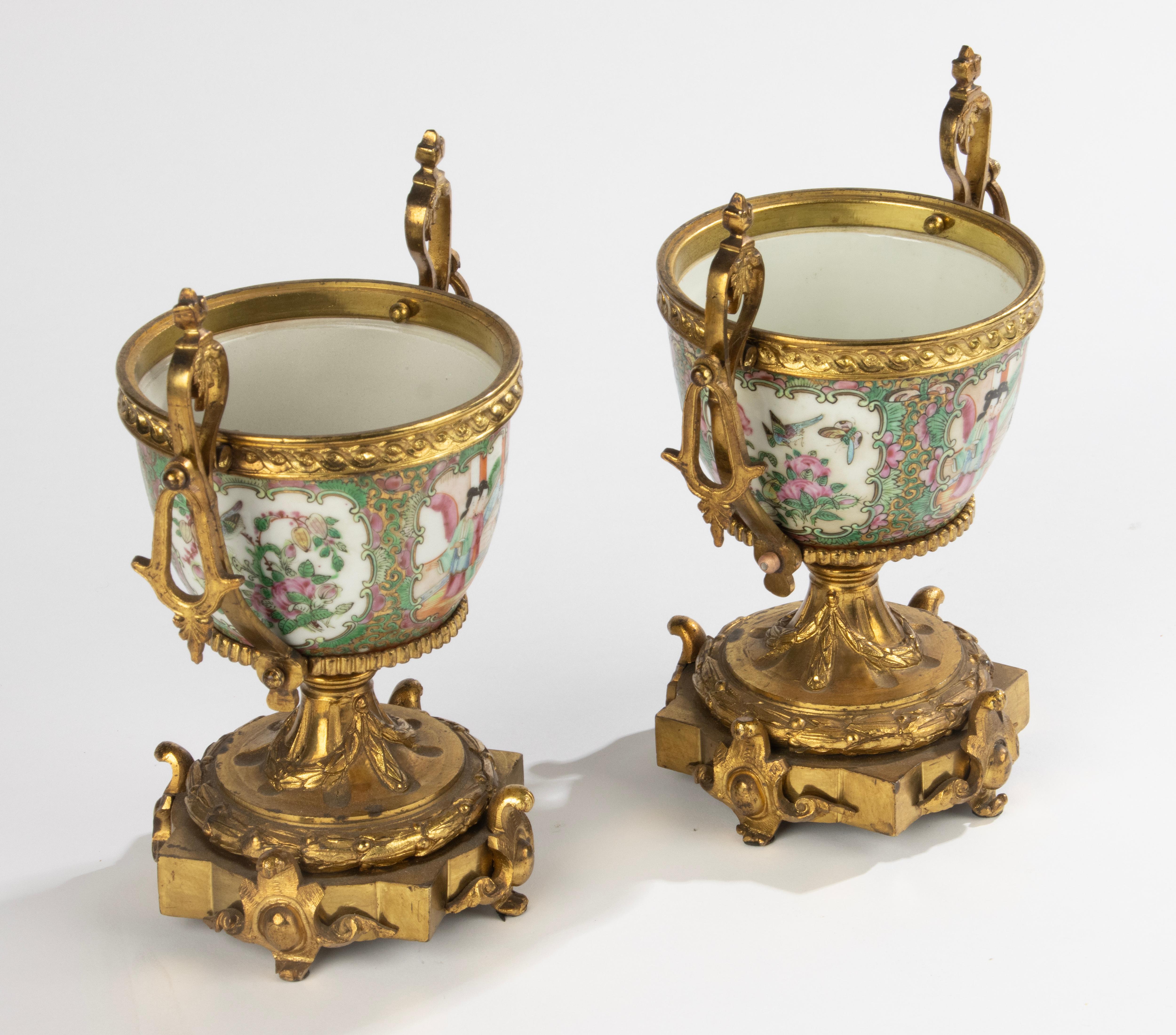 Fin du XIXe siècle Paire de bols du 19ème siècle - Porcelaine chinoise - Family Rose - Montures en bronze doré en vente