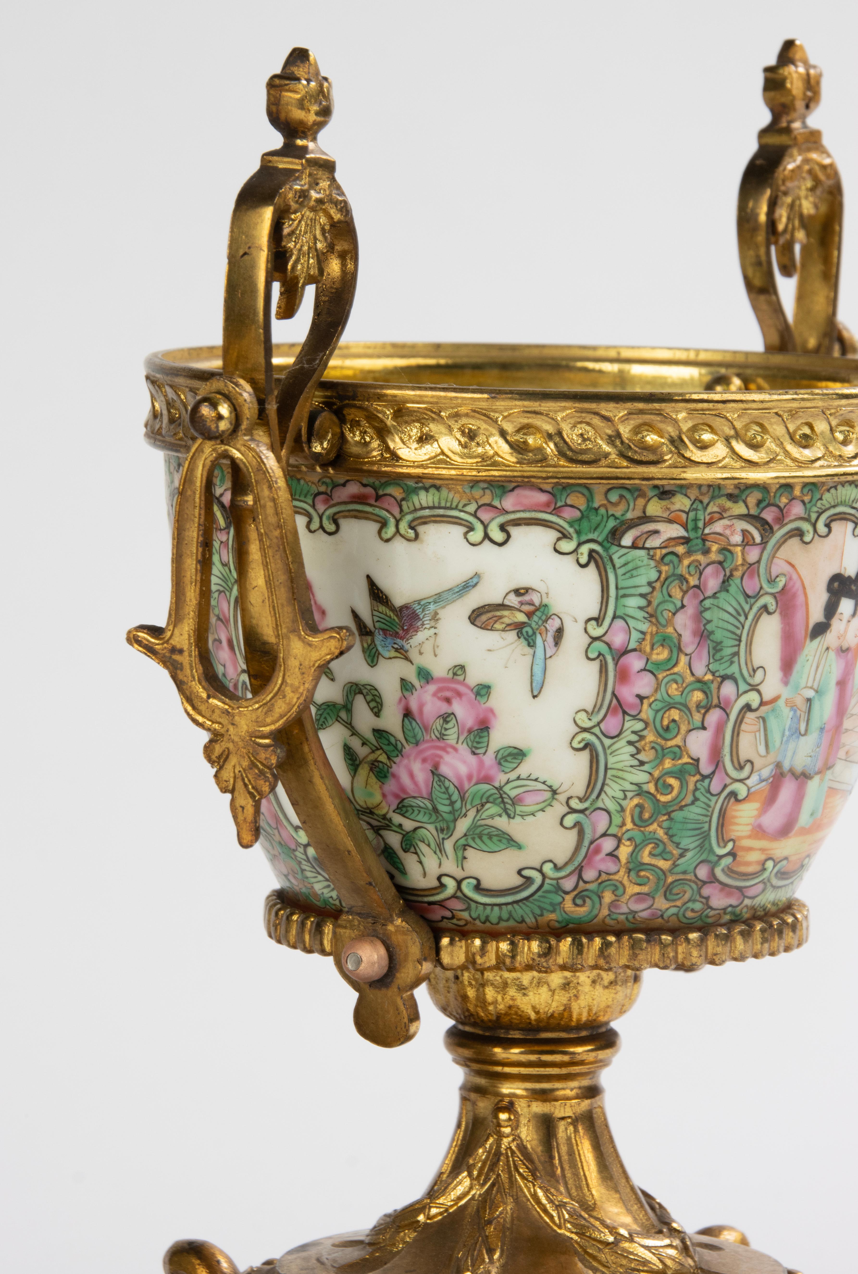Bronze Paire de bols du 19ème siècle - Porcelaine chinoise - Family Rose - Montures en bronze doré en vente