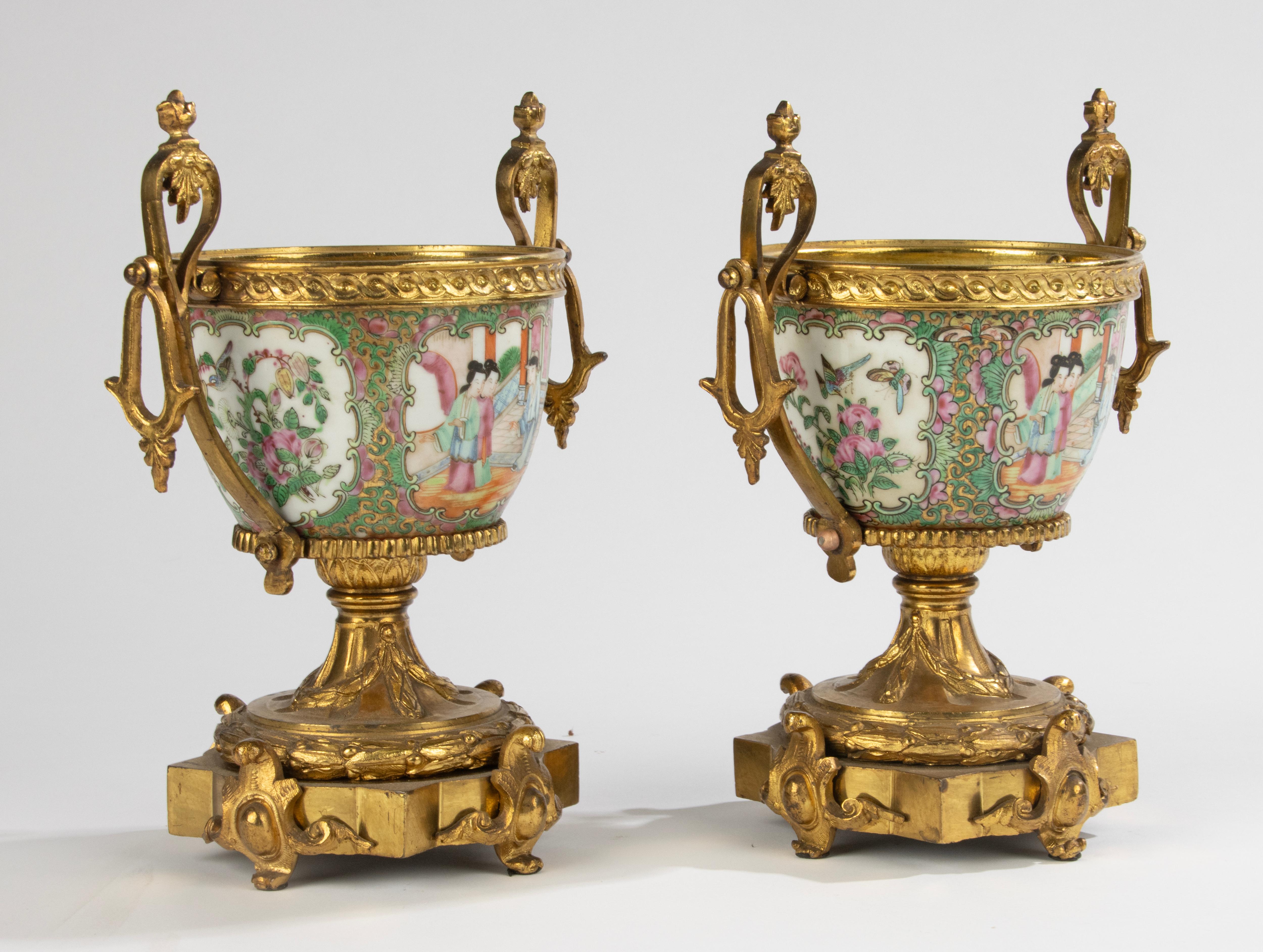 Paire de bols du 19ème siècle - Porcelaine chinoise - Family Rose - Montures en bronze doré en vente 1