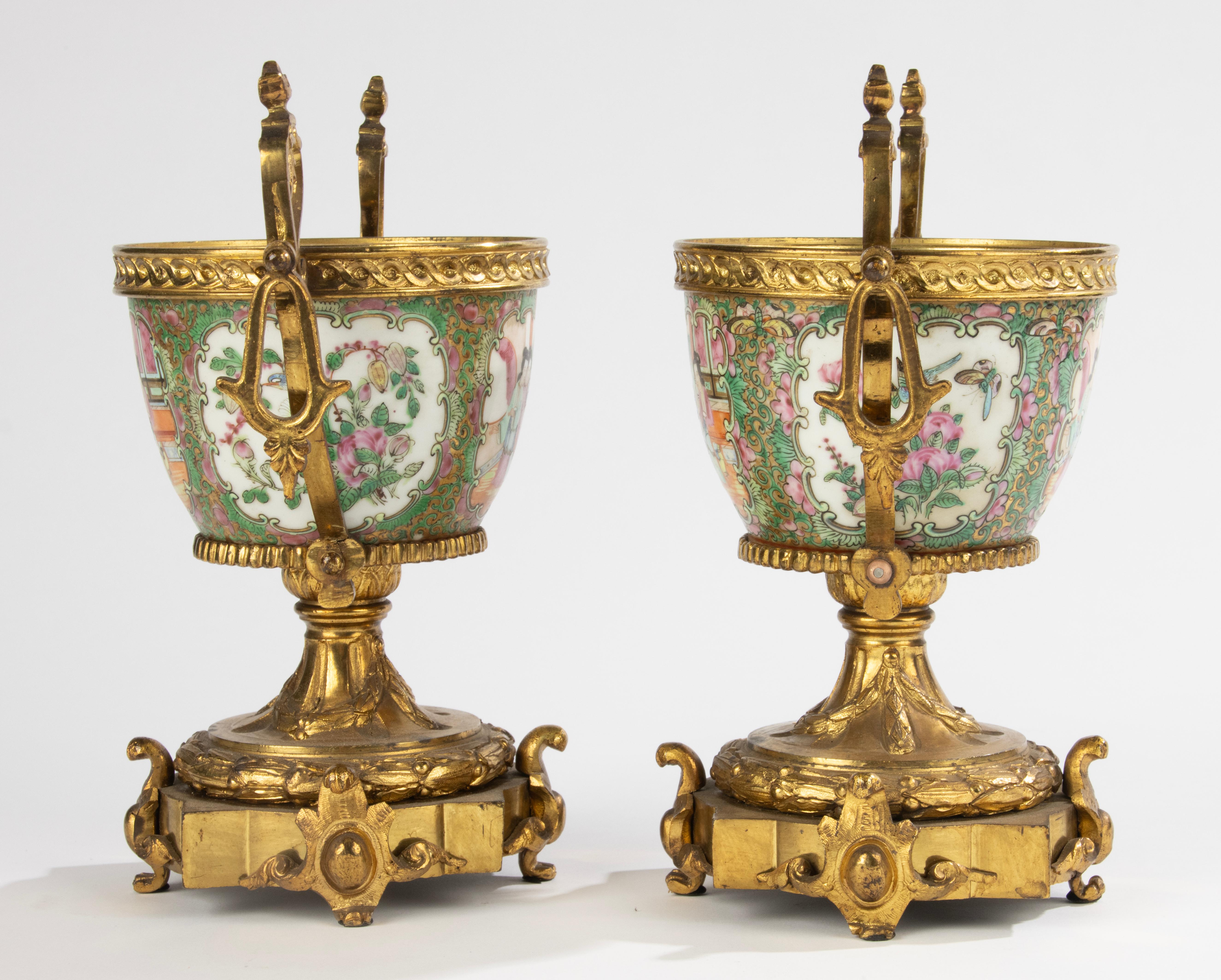 Paire de bols du 19ème siècle - Porcelaine chinoise - Family Rose - Montures en bronze doré en vente 2