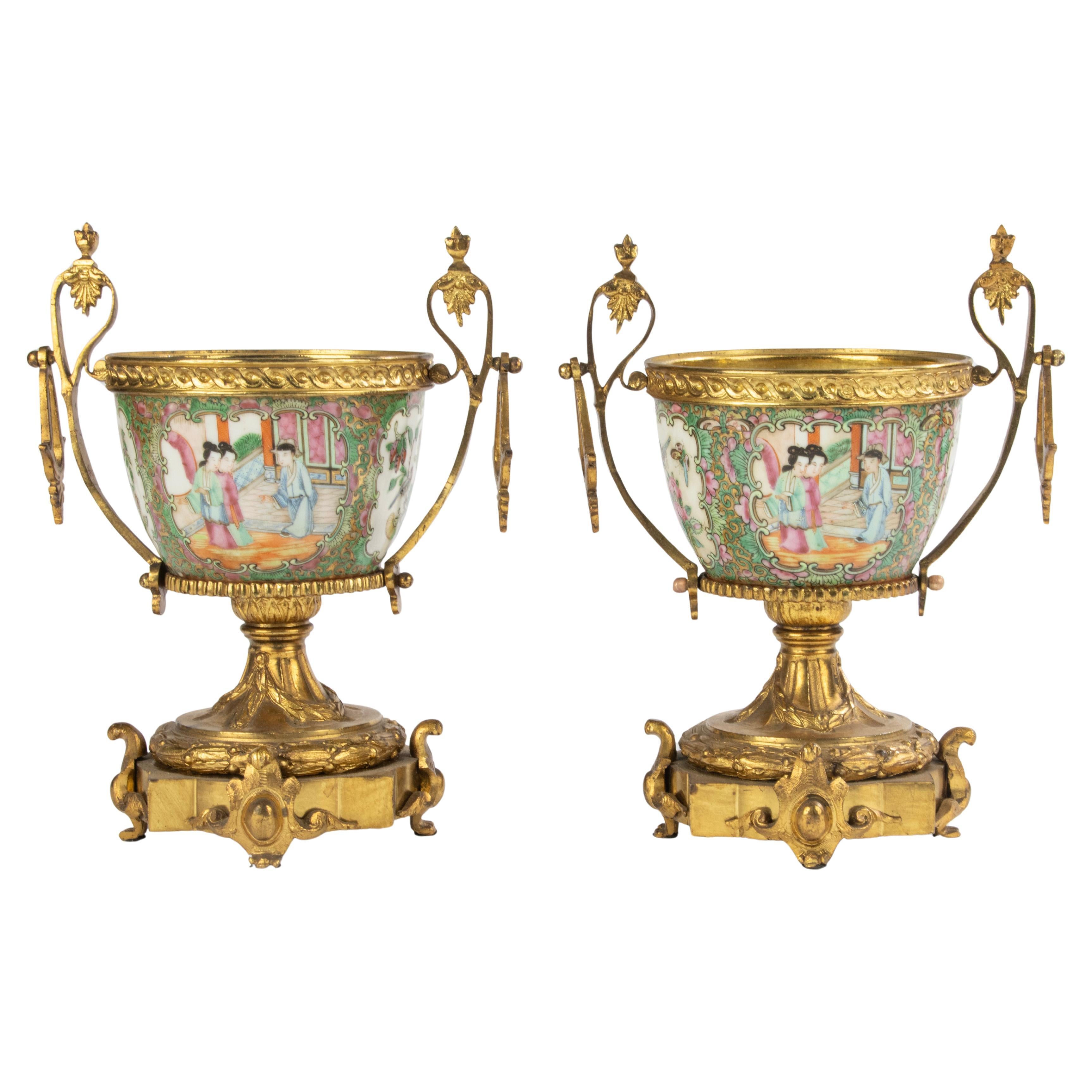 Paire de bols du 19ème siècle - Porcelaine chinoise - Family Rose - Montures en bronze doré en vente
