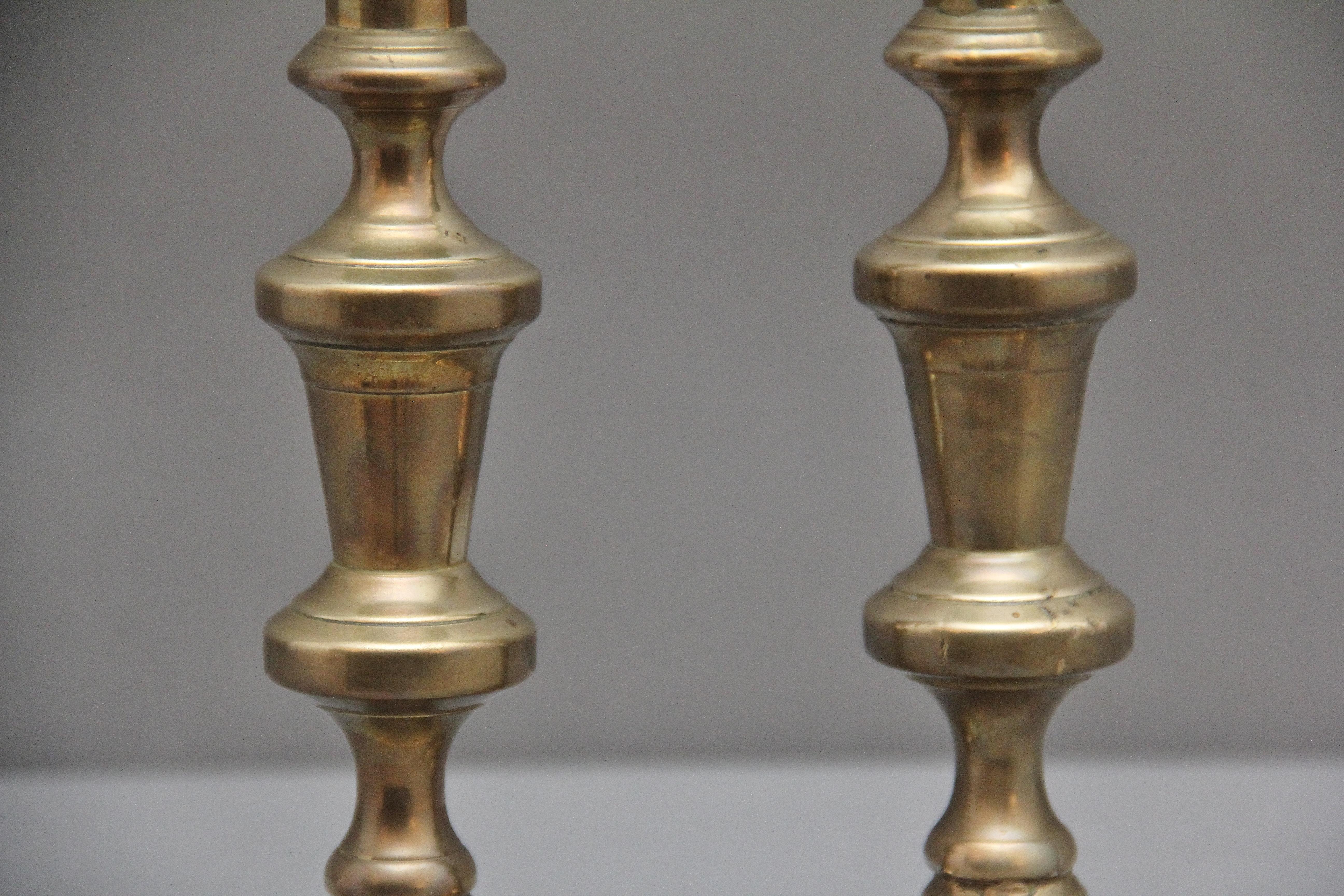 Coppia di candelieri in ottone del XIX secolo in vendita 1