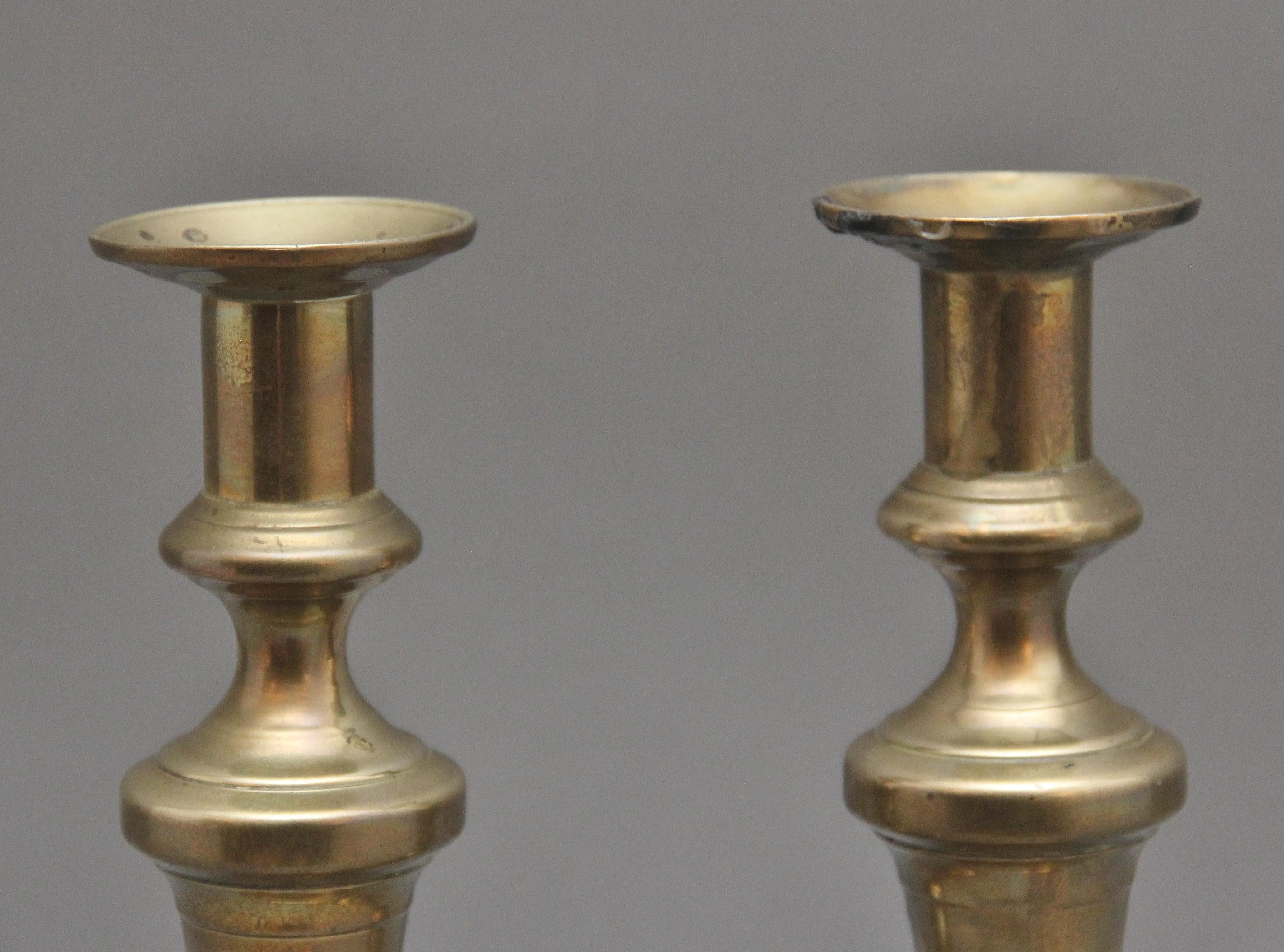 Coppia di candelieri in ottone del XIX secolo in vendita 2