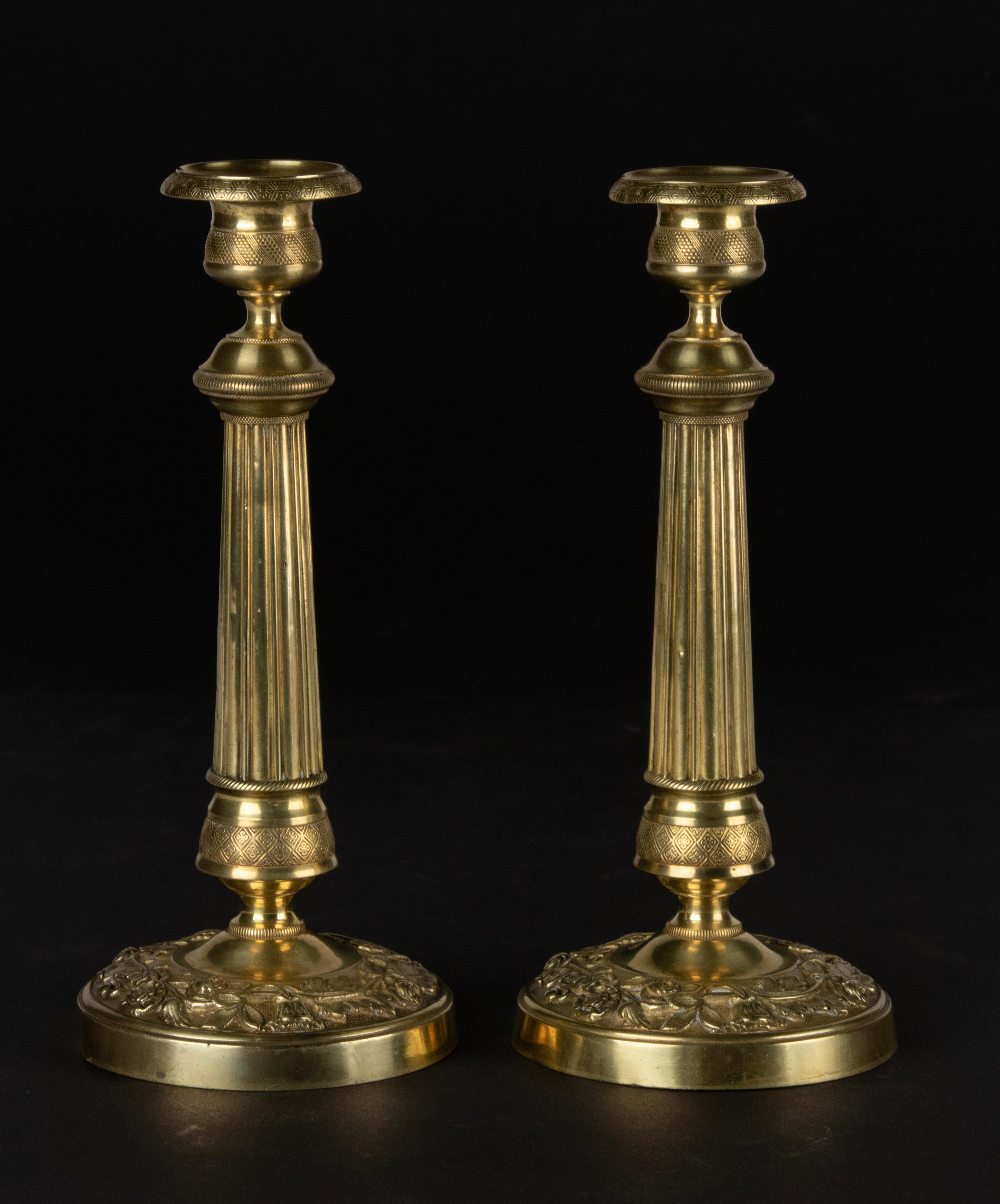 Français Paire de chandeliers de style Louis XVI en laiton du 19ème siècle en vente
