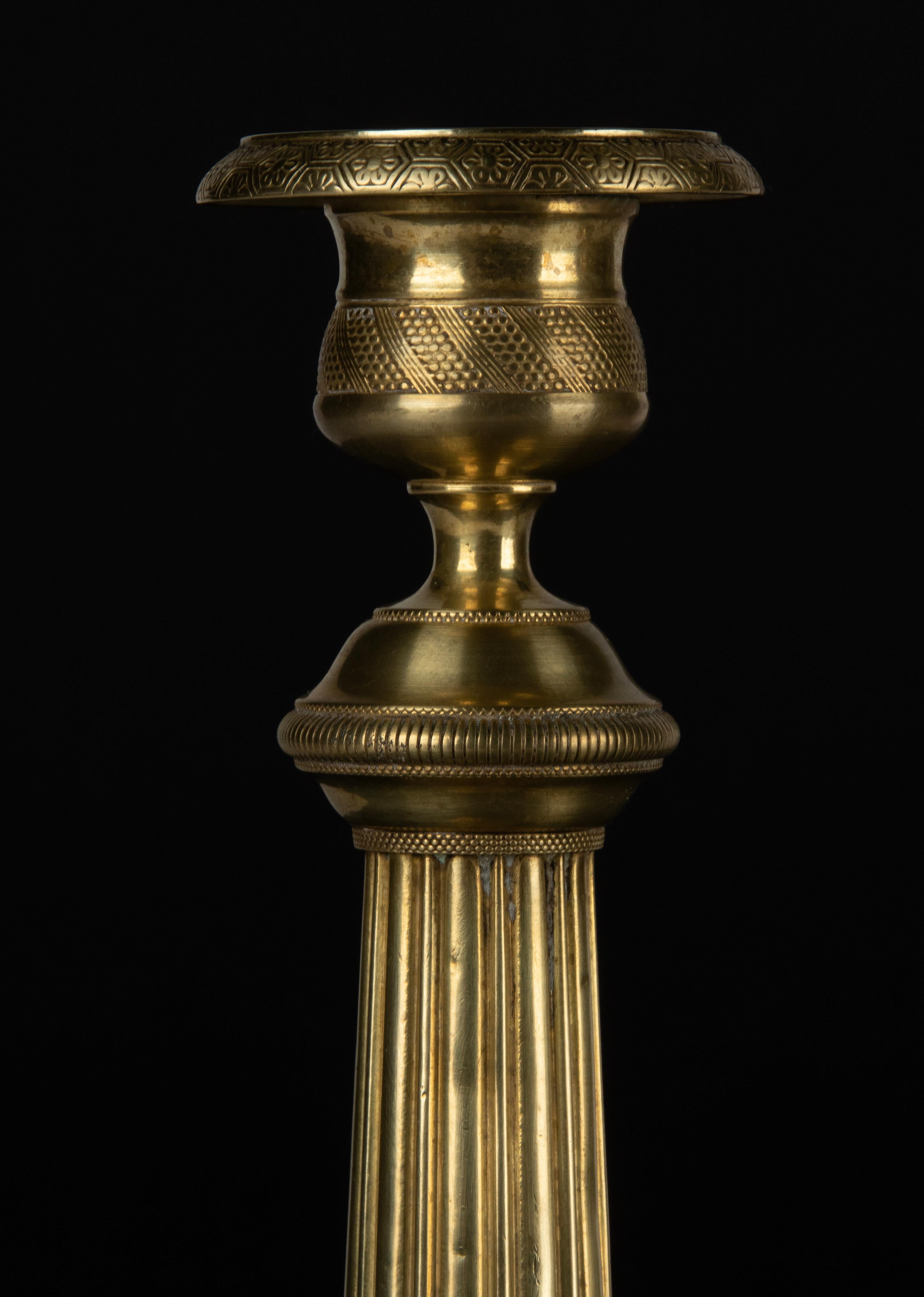 Fin du XIXe siècle Paire de chandeliers de style Louis XVI en laiton du 19ème siècle en vente