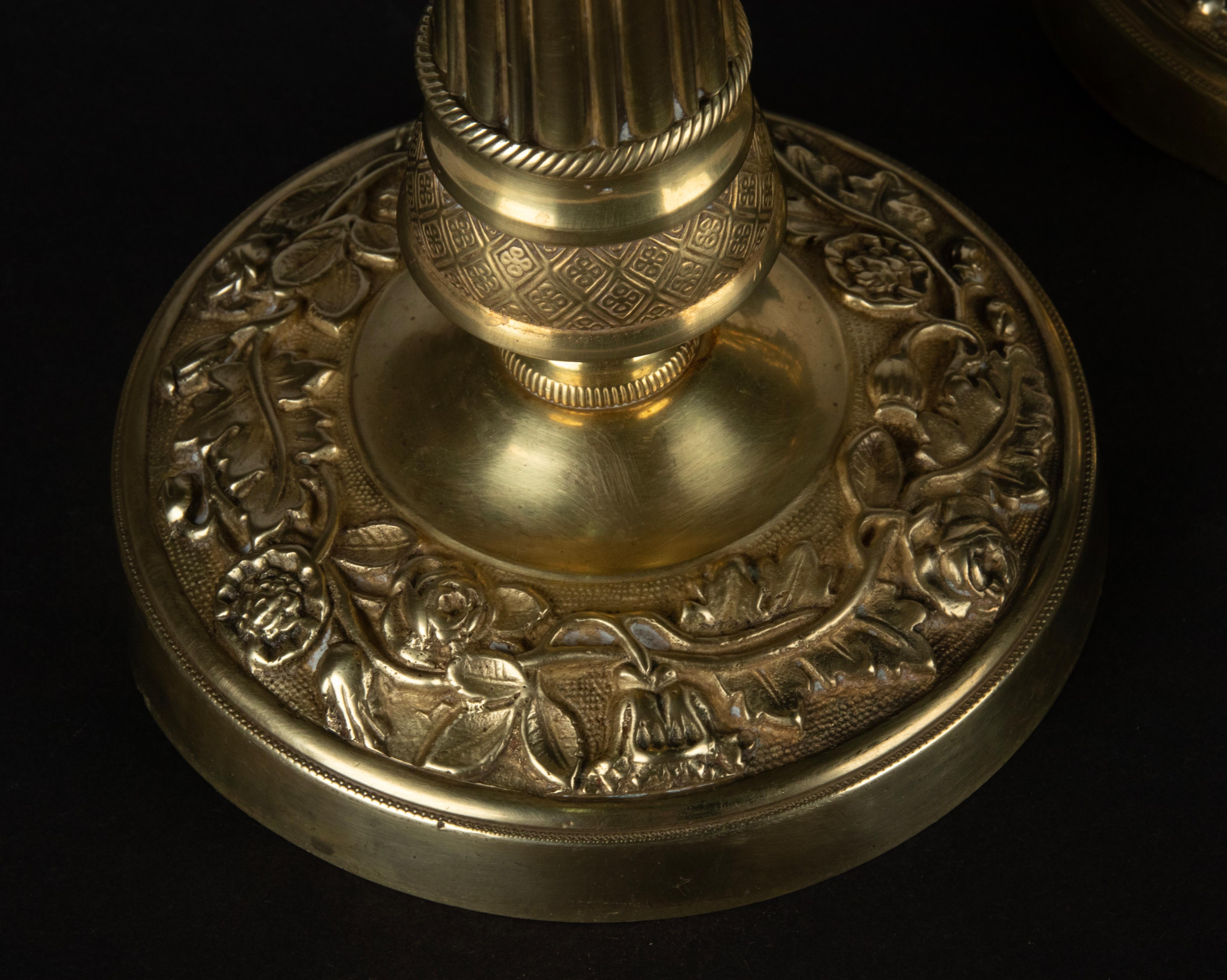 Paire de chandeliers de style Louis XVI en laiton du 19ème siècle en vente 2
