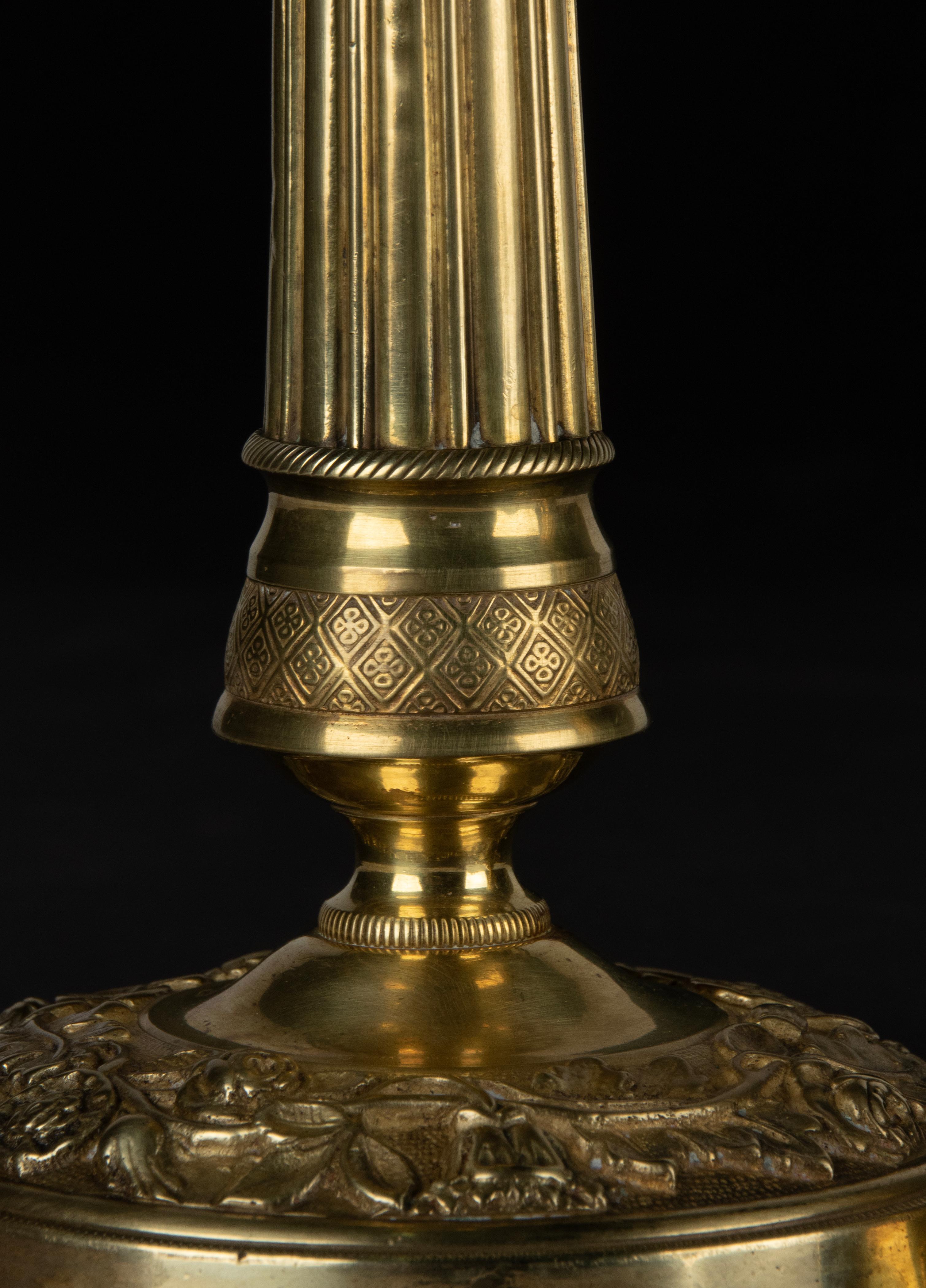Paar Messing-Kerzenhalter im Louis-XVI-Stil des 19. im Angebot 3