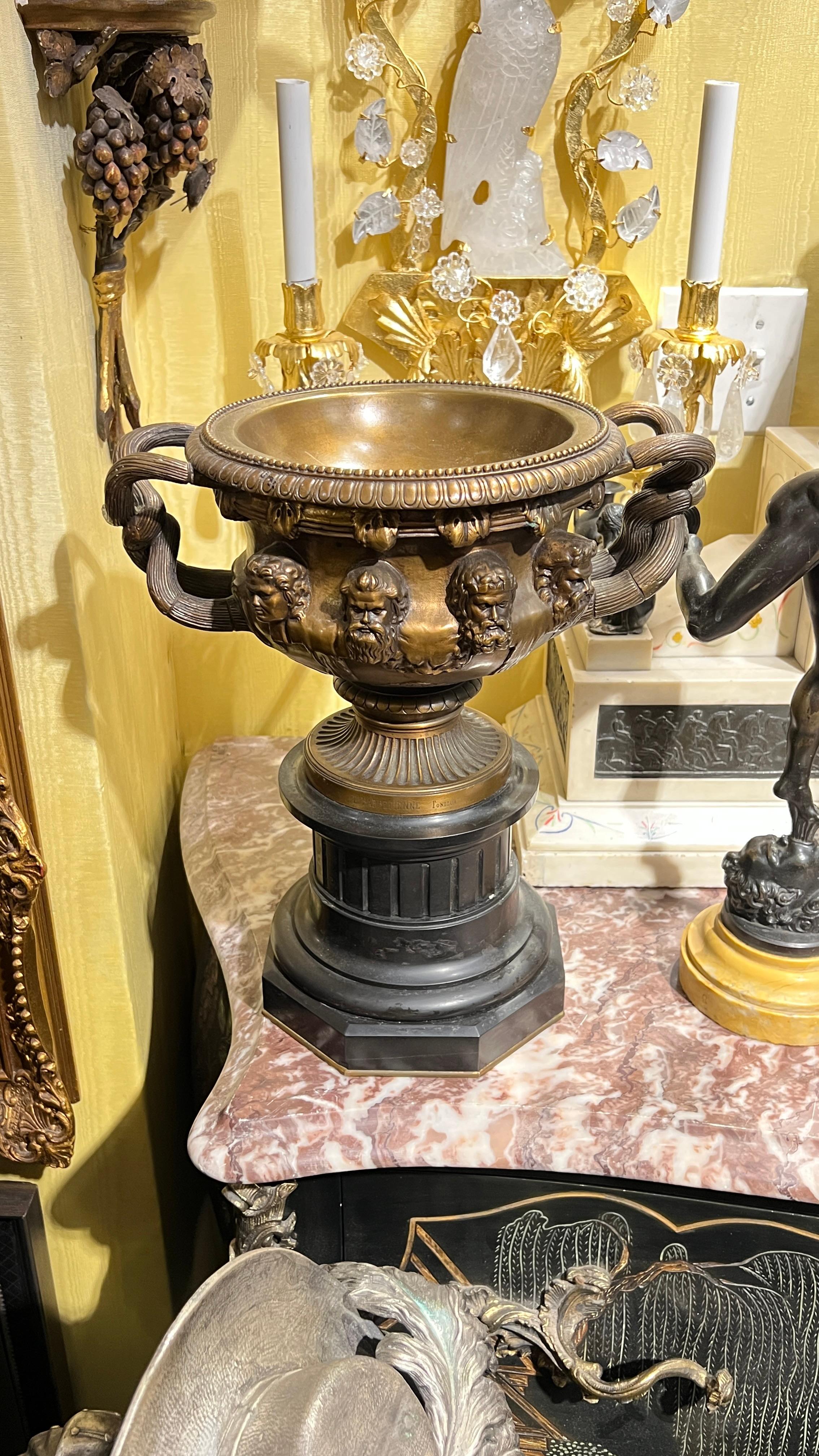 Coppia di antichi vasi Warwick in bronzo (XIX secolo) con basi in marmo nero di Barbedienne, risalenti al 1880 circa, che misurano 14 pollici di altezza, 12 pollici di larghezza e 8 pollici di profondità.  Con il marchio del fabbricante, F