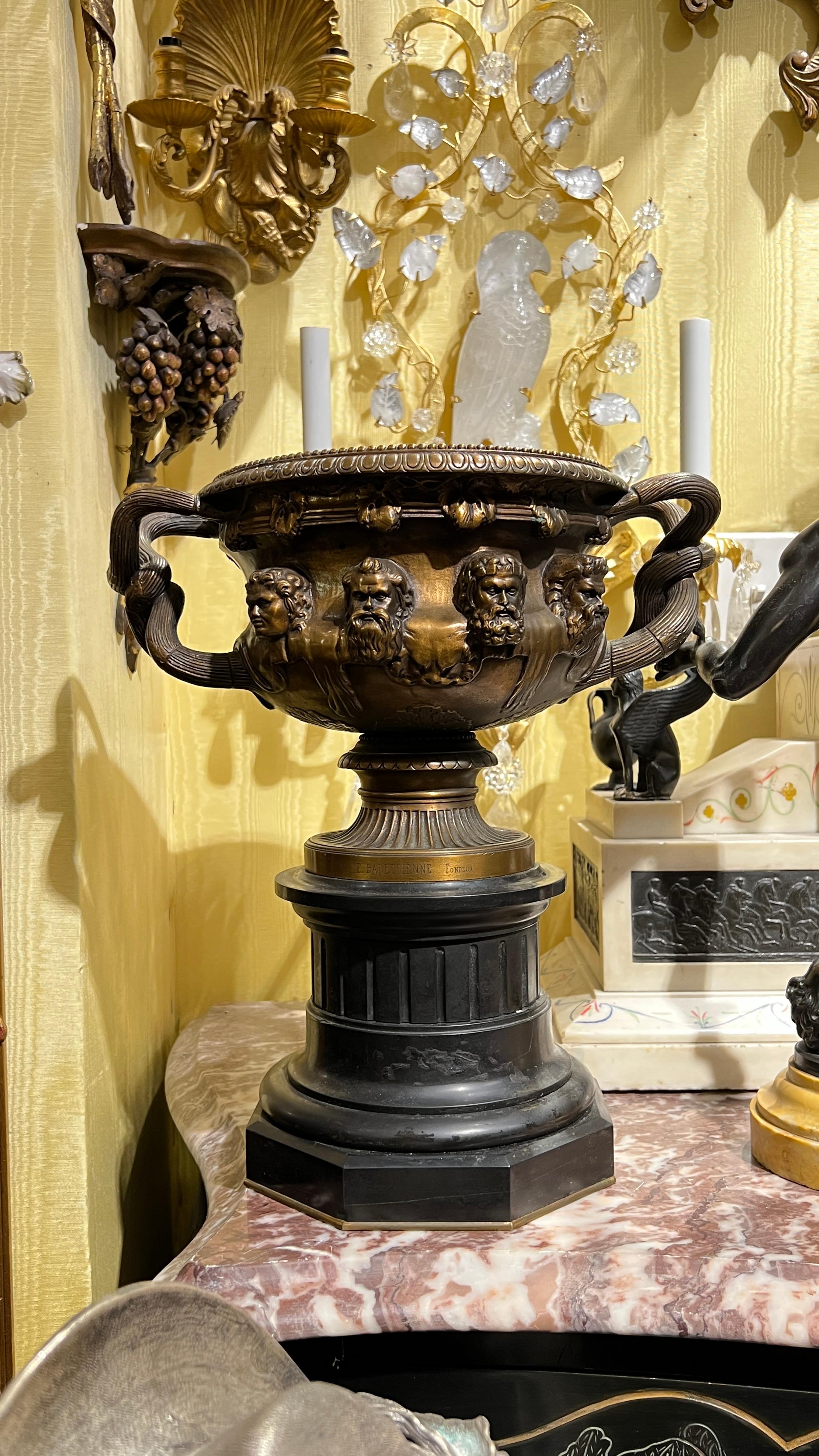 Neoclassico Coppia di vasi da centrotavola Warwick in bronzo e marmo del XIX secolo di Barbedienne in vendita
