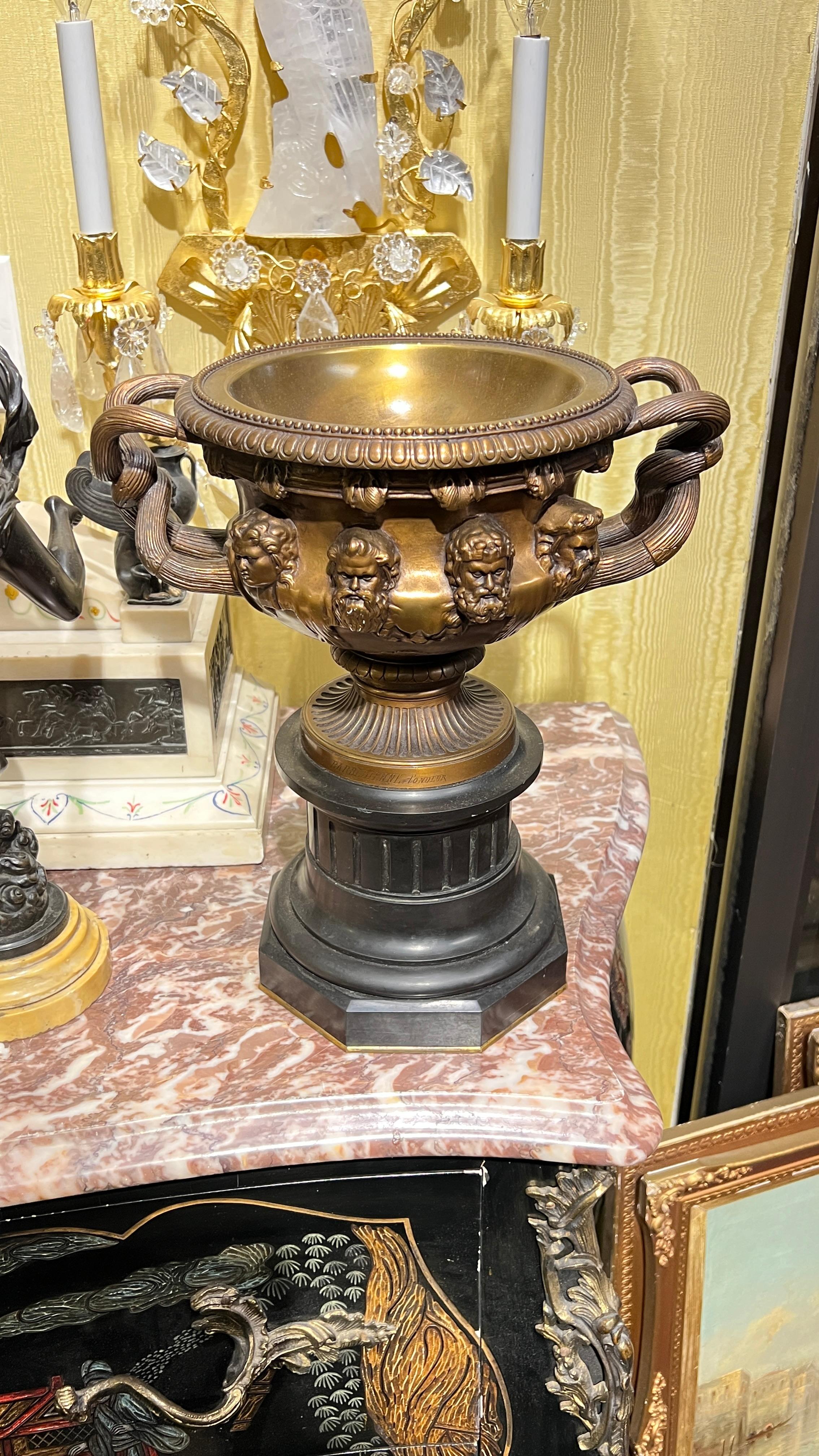 Francese Coppia di vasi da centrotavola Warwick in bronzo e marmo del XIX secolo di Barbedienne in vendita