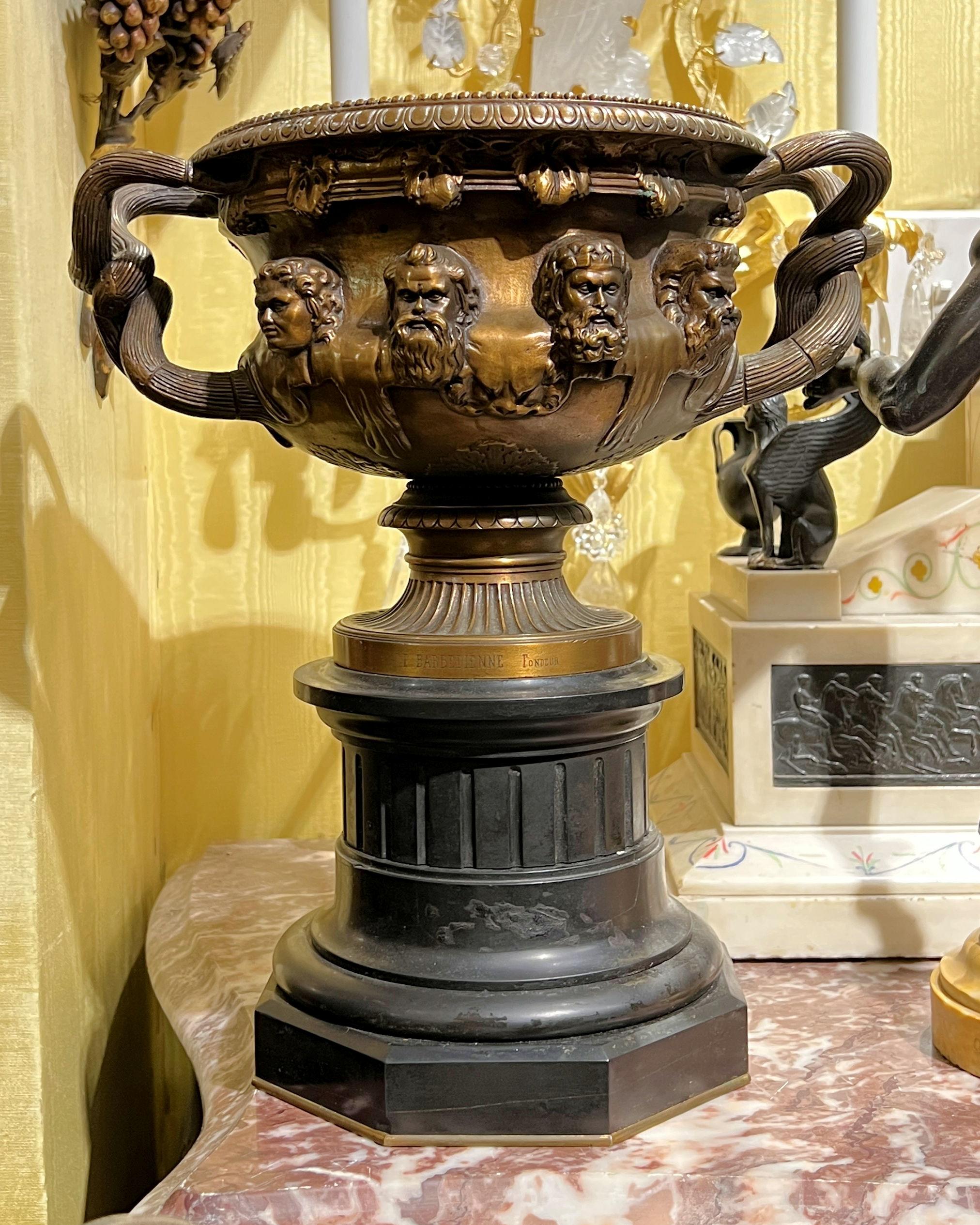 Bronzo Coppia di vasi da centrotavola Warwick in bronzo e marmo del XIX secolo di Barbedienne in vendita