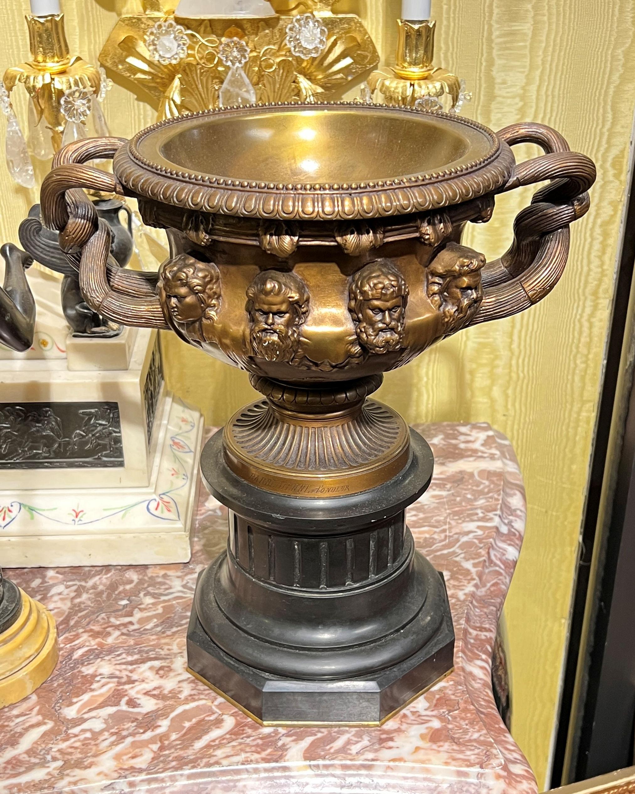 Coppia di vasi da centrotavola Warwick in bronzo e marmo del XIX secolo di Barbedienne in vendita 1