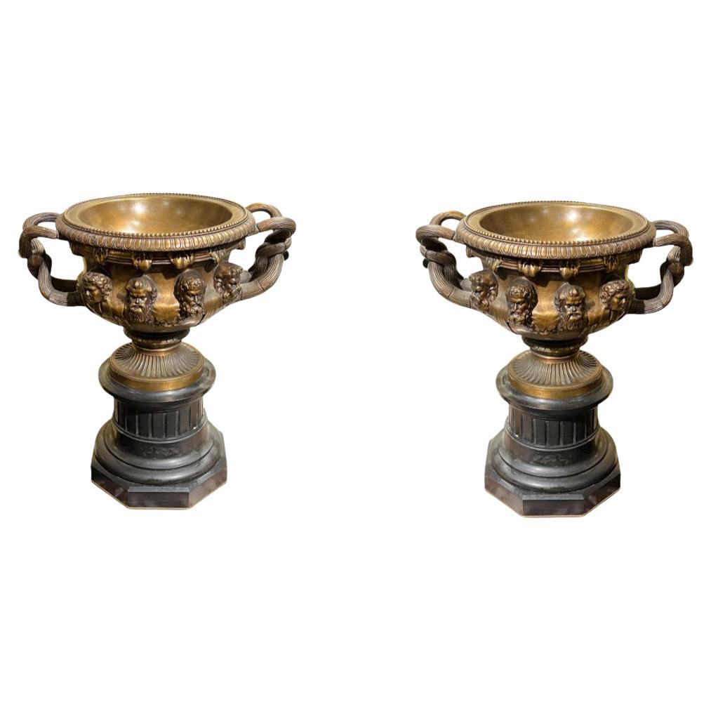 Coppia di vasi da centrotavola Warwick in bronzo e marmo del XIX secolo di Barbedienne in vendita