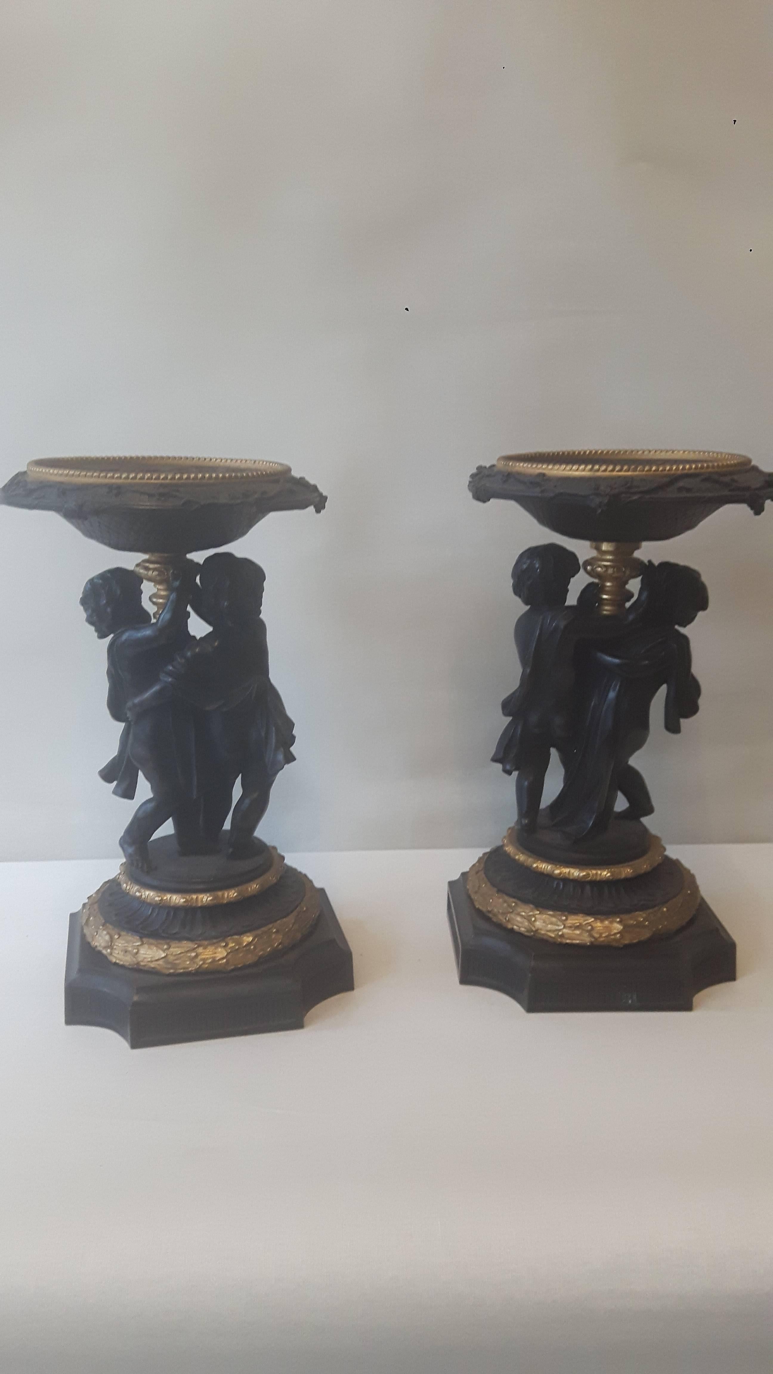 Milieu du XIXe siècle Paire de Tazzas du 19ème siècle en bronze et bronze doré en vente
